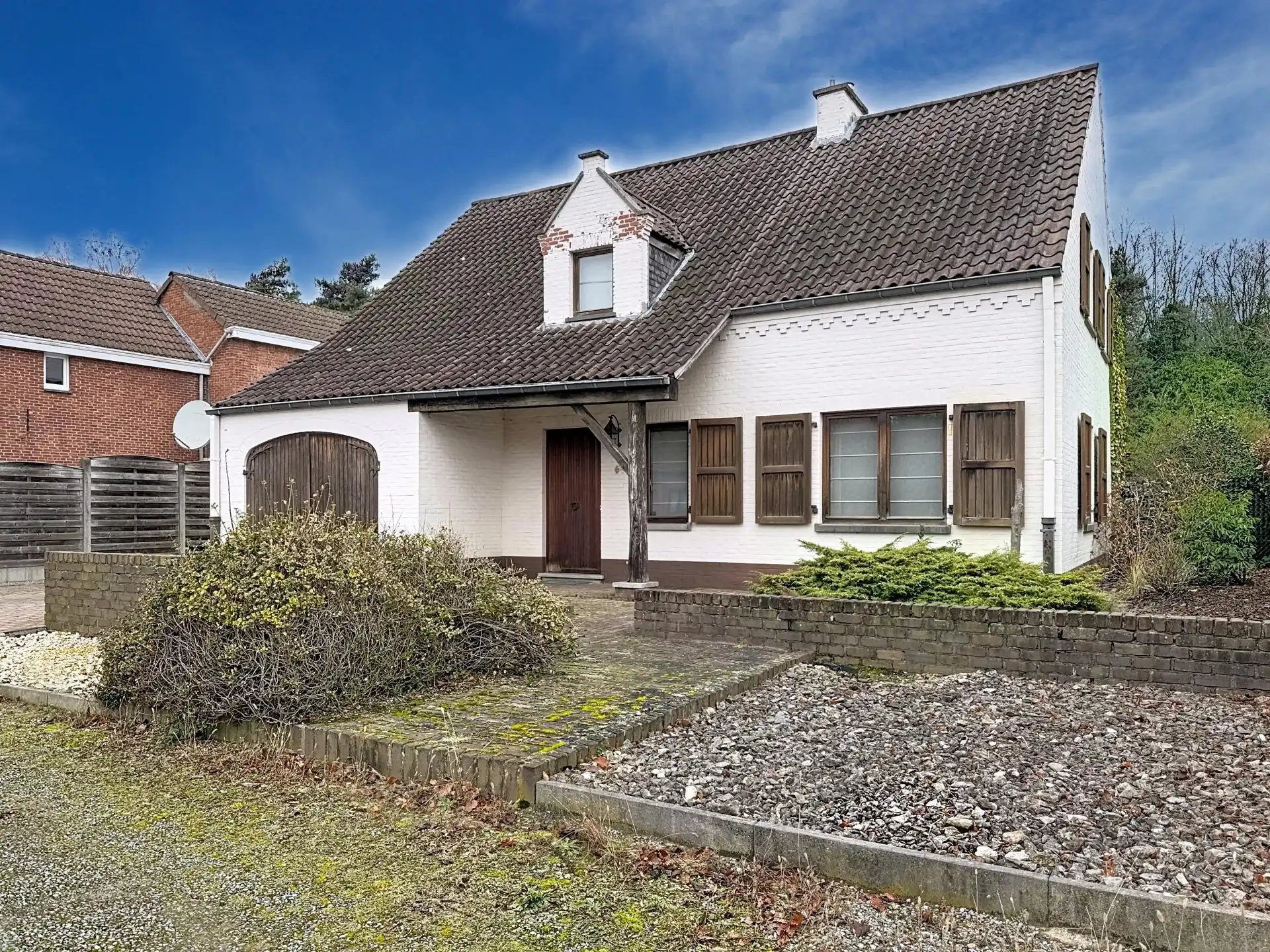 Op te frissen woning met 4 slaapkamers op een groot perceel. foto 2