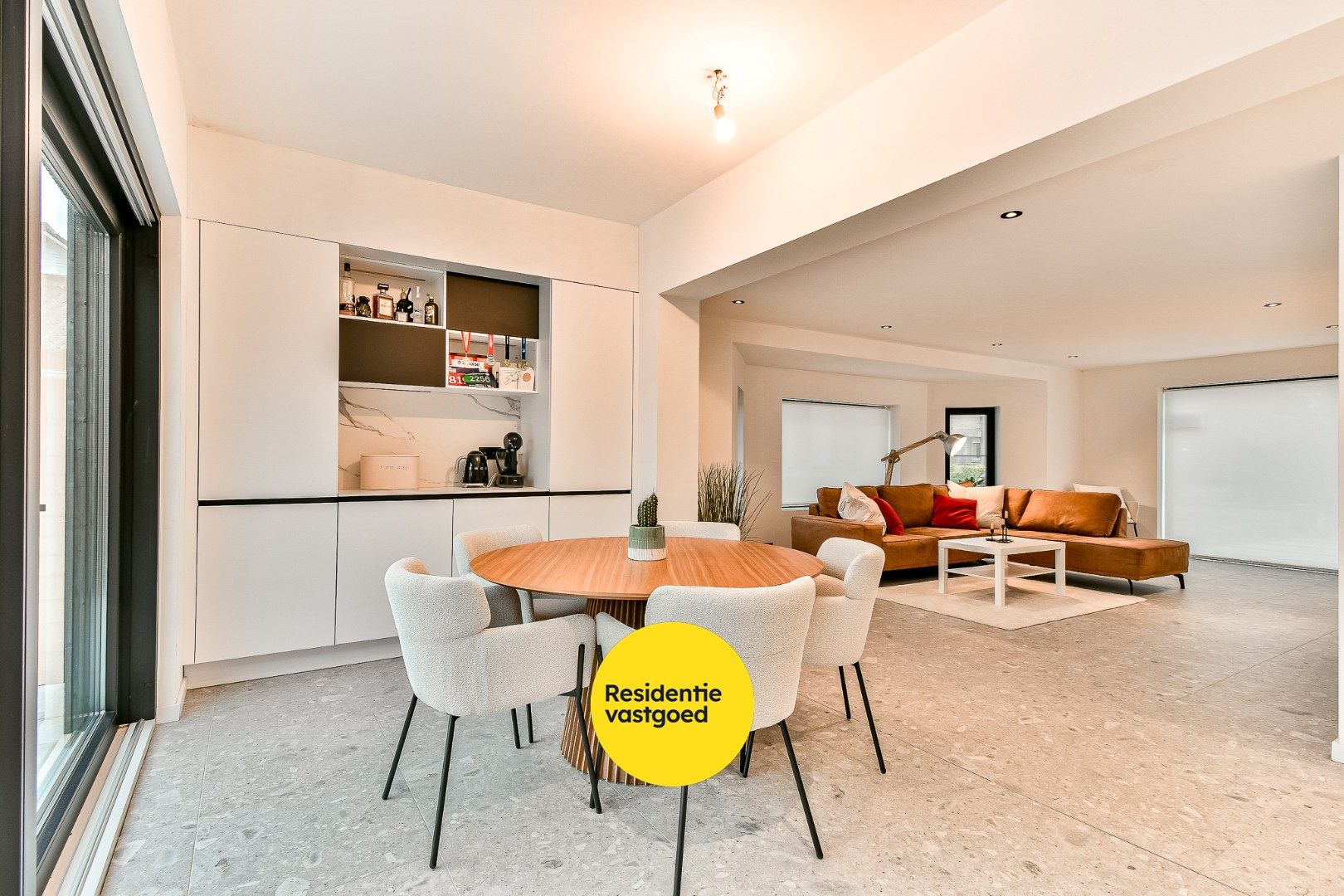 Volledig gerenoveerde halfopen woonst foto 5