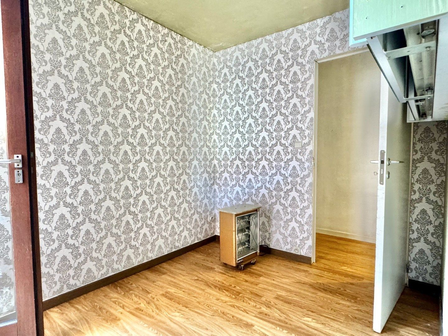 Lichtrijke hoekwoning met instapklaar karakter in het centrum van Izegem. foto 11