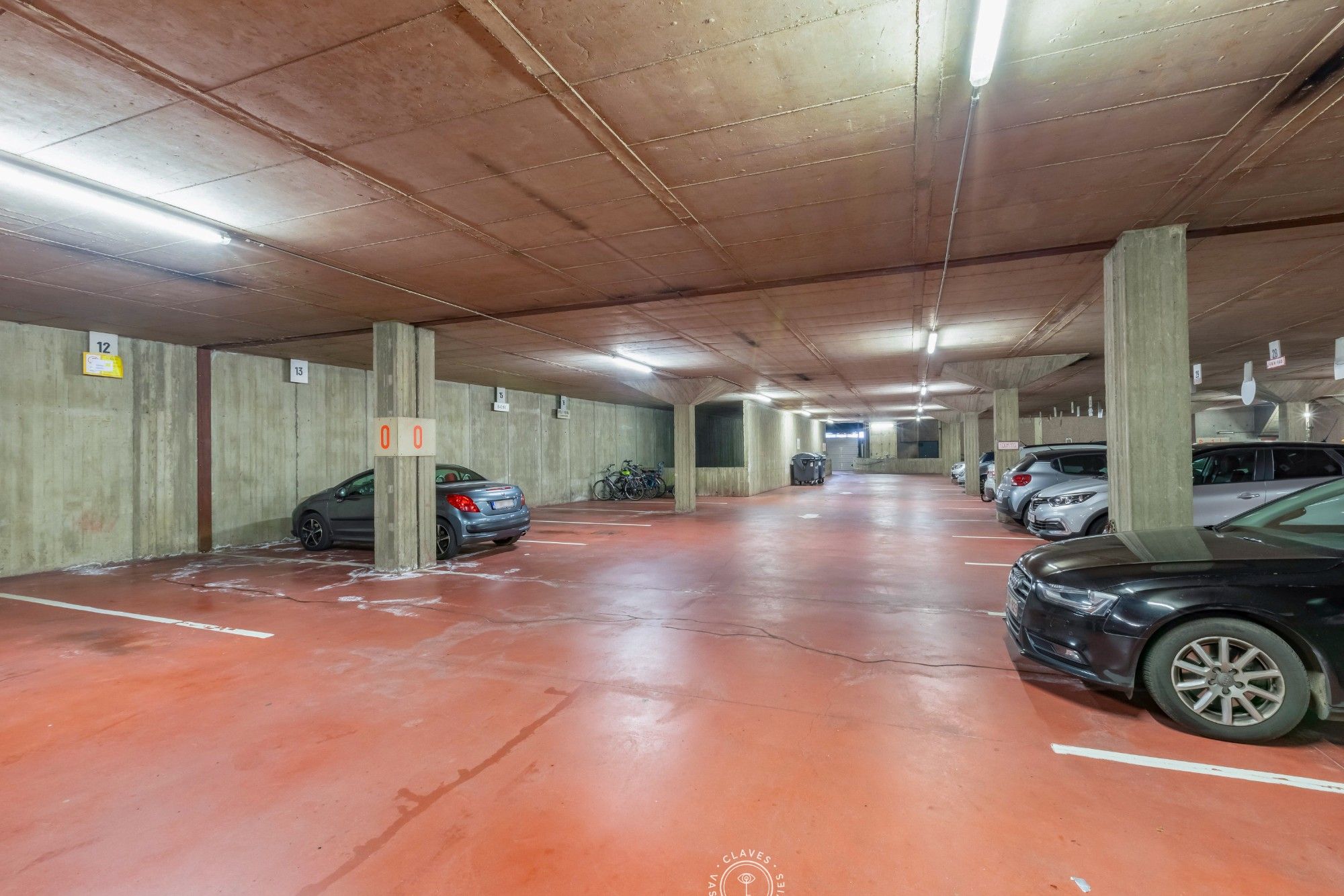 Gelijkvloers en ondergrondse autostaanplaats in centrum Sint-Niklaas foto 3