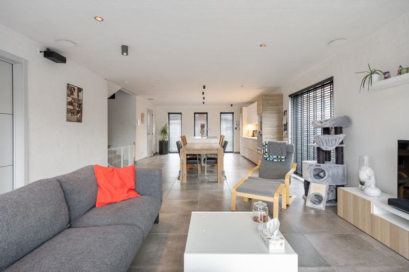 Recente, instapklare woning met garage en zwembad foto 9