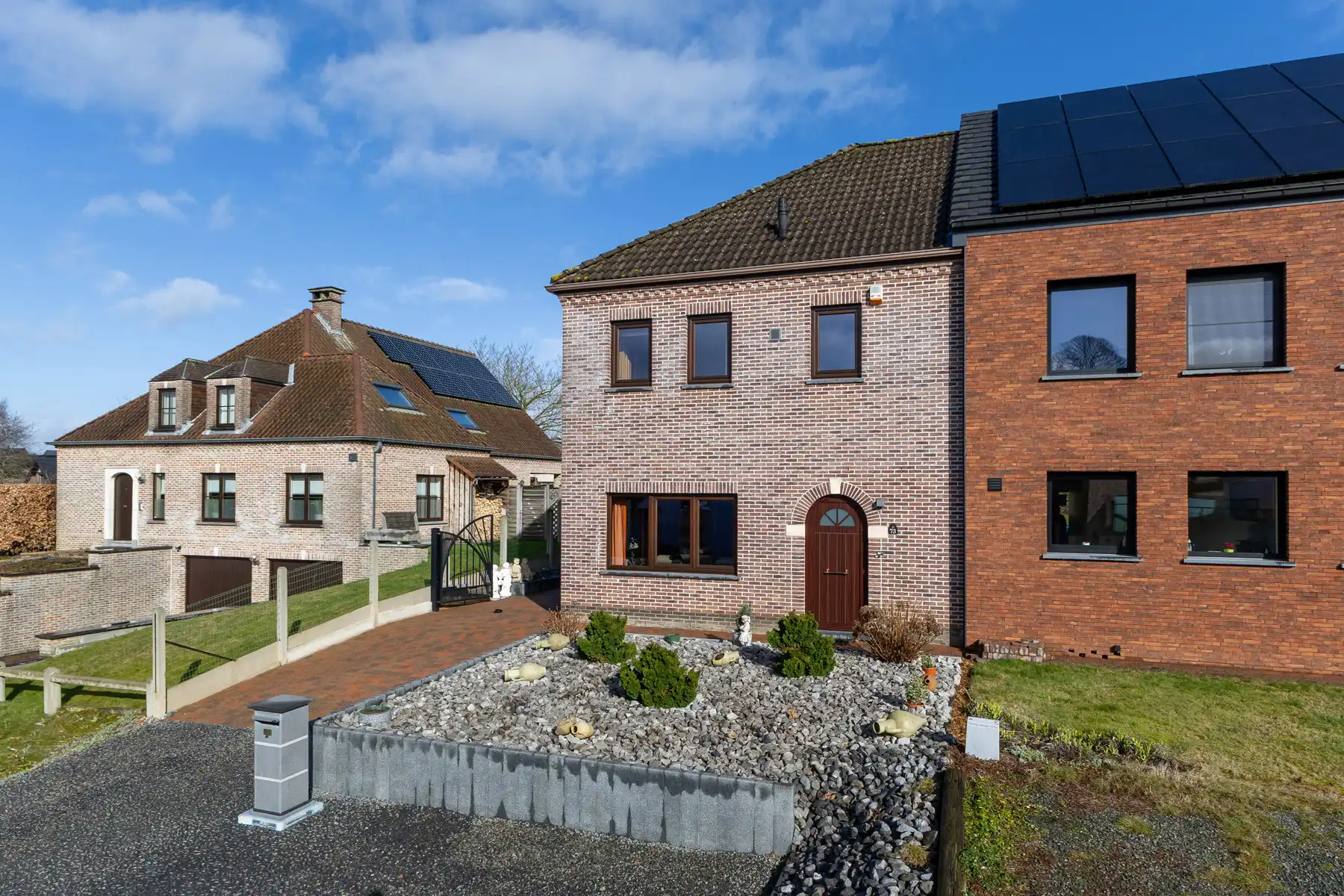 Goed onderhouden woning met prachtige tuin foto 2