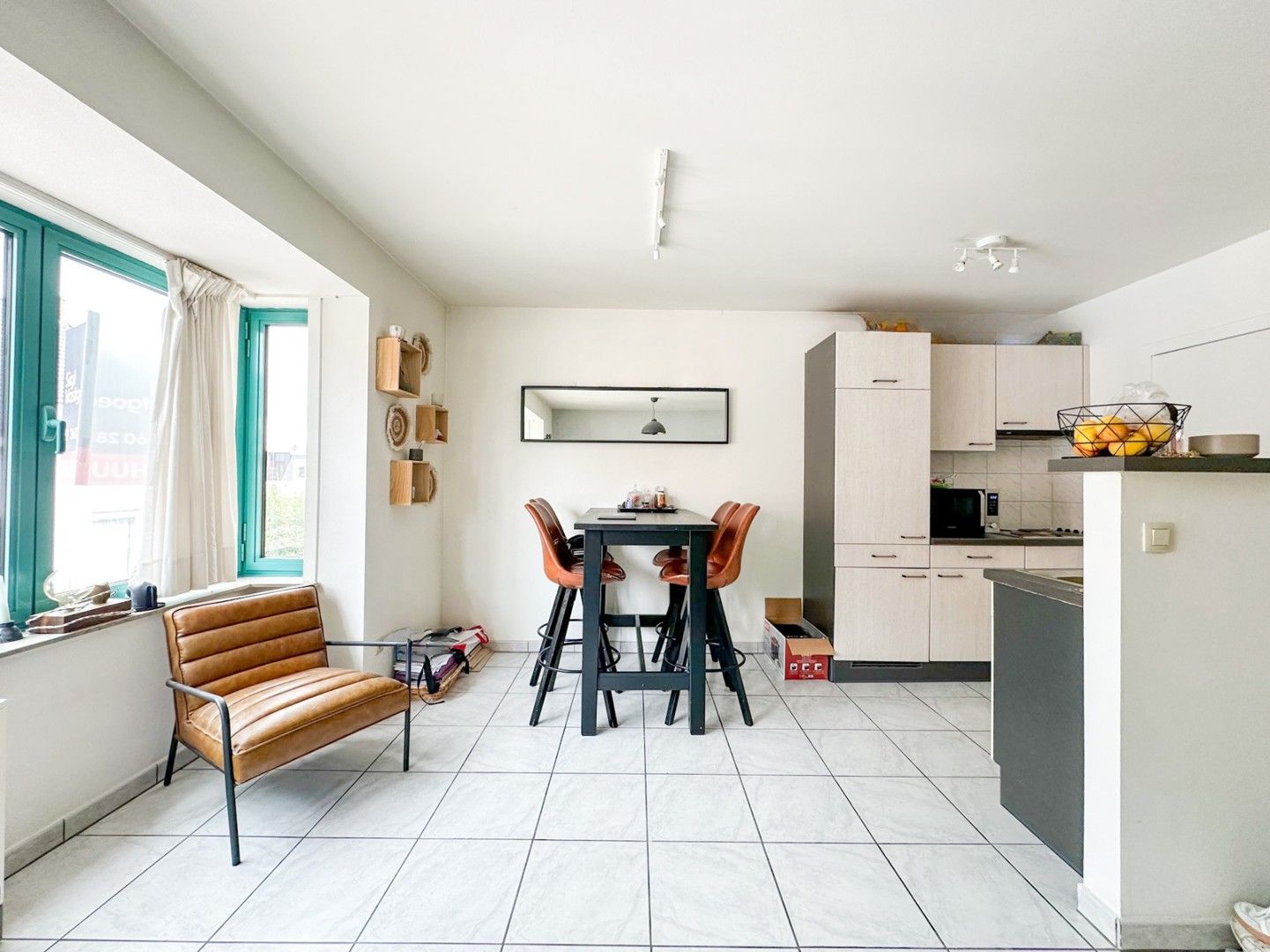 Lichtrijk 2 slaapkamer appartement te huur in het centrum van Zomergem – met garage foto 3