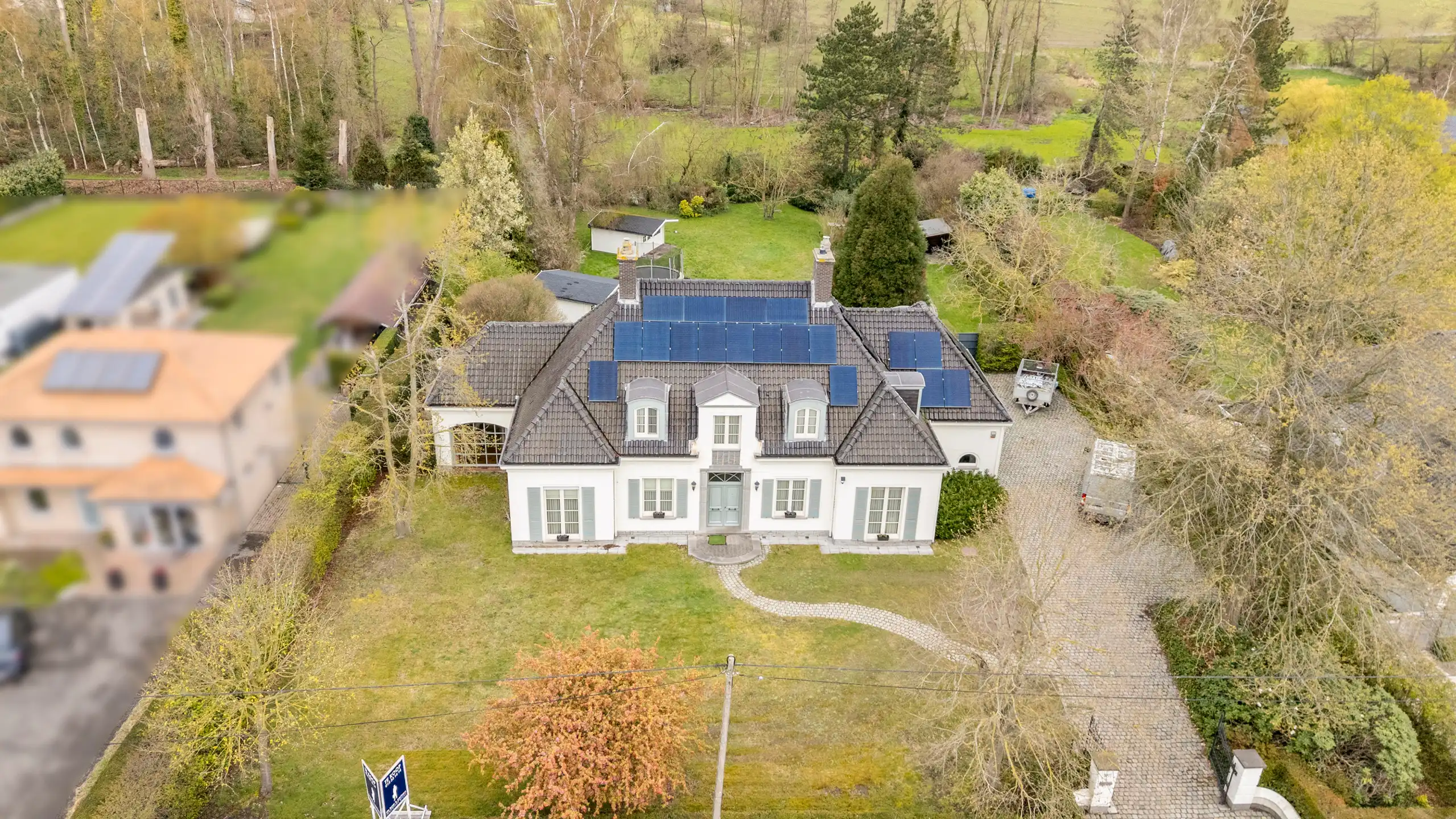 Charmante manoir villa met 6 slaapkamers op een riant perceel van 2.984 m². foto {{pictureIndex}}