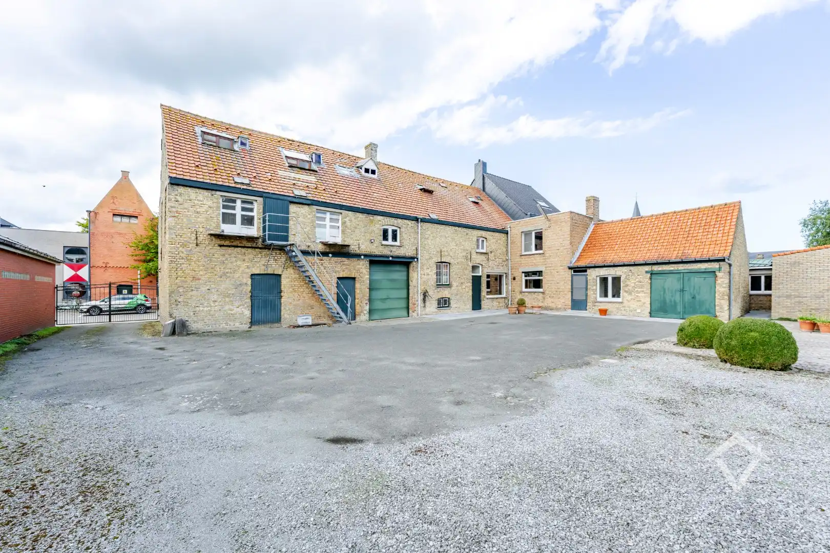 Ruime woning met bijgebouwen in Gistel: 5 Slaapkamers, 368m² Woonoppervlakte op een perceel van 1801m² foto 32