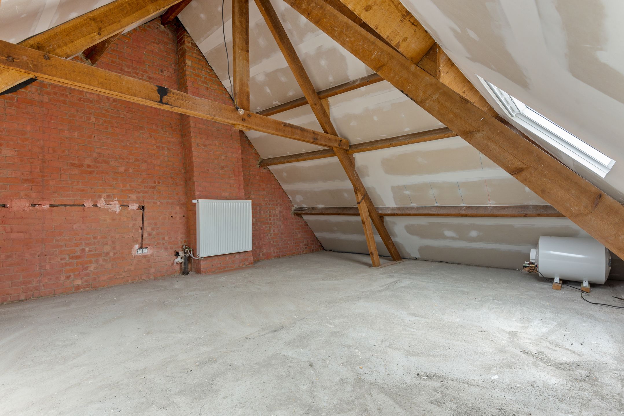 Instapkl. Half-open woning met 3 slpk, polyv. zolder, gar., oprit en tuin foto 23