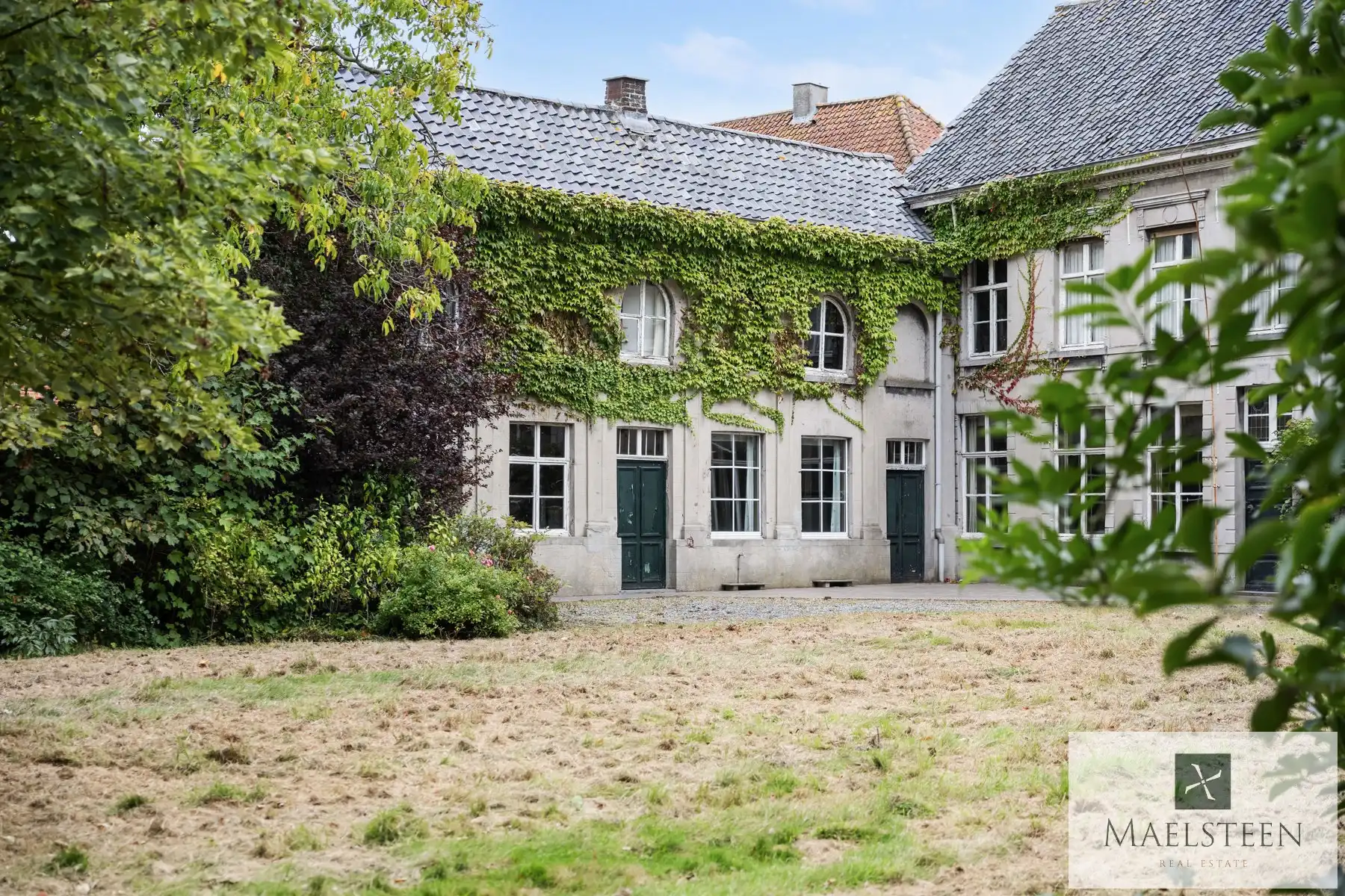 Historisch herenhuis op 3.611m2 in centrum Ruiselede foto 14