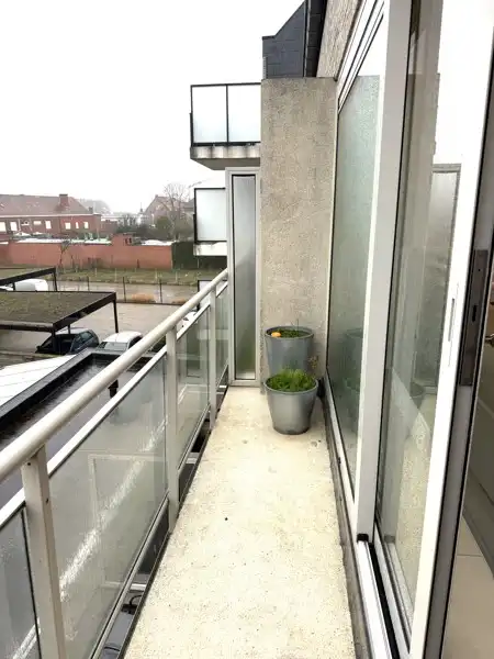 Instapklaar 2-slaapkamerappartement met balkon en overdekte autostaanplaats TE HUUR in Ooigem! foto 15