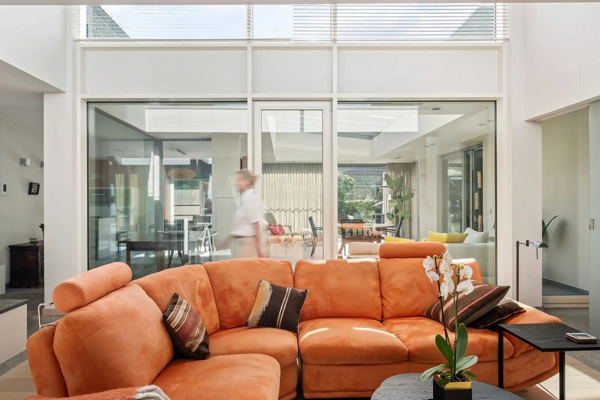 Knappe villa rond een glazen patio met gastenvleugel en 2 liften foto 9