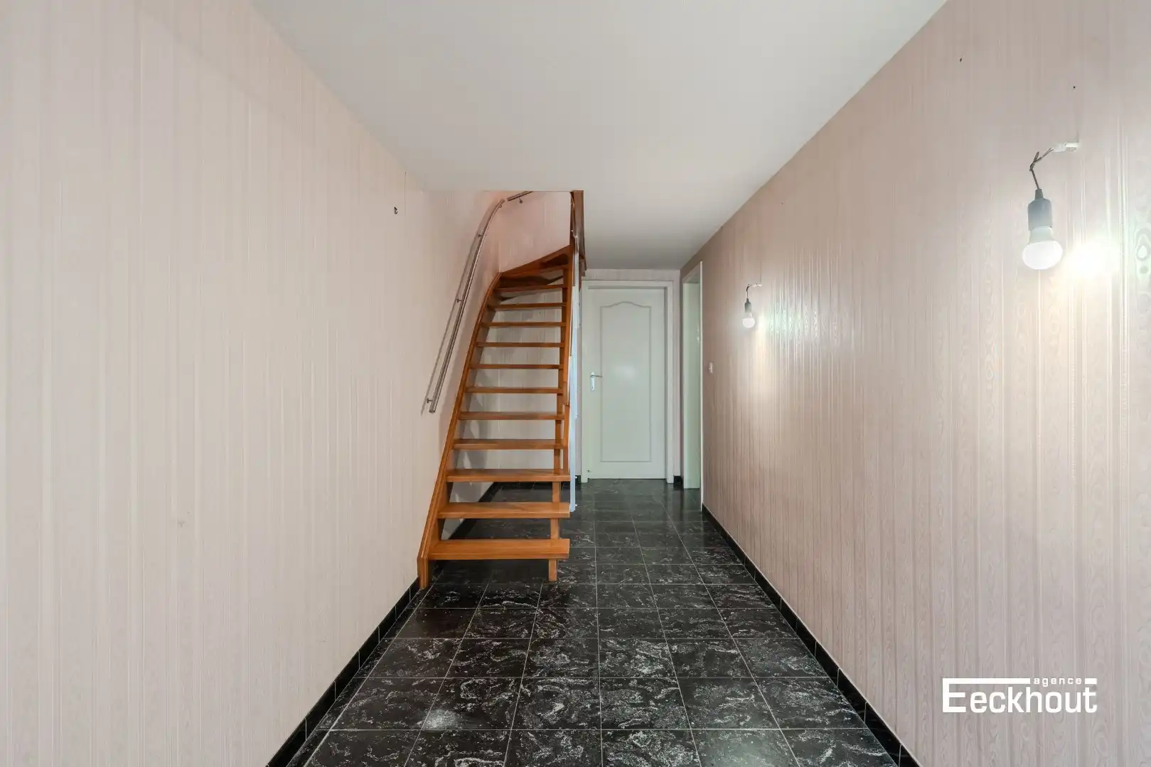 Te moderniseren woning op goede ligging met garage en tuin! foto 2