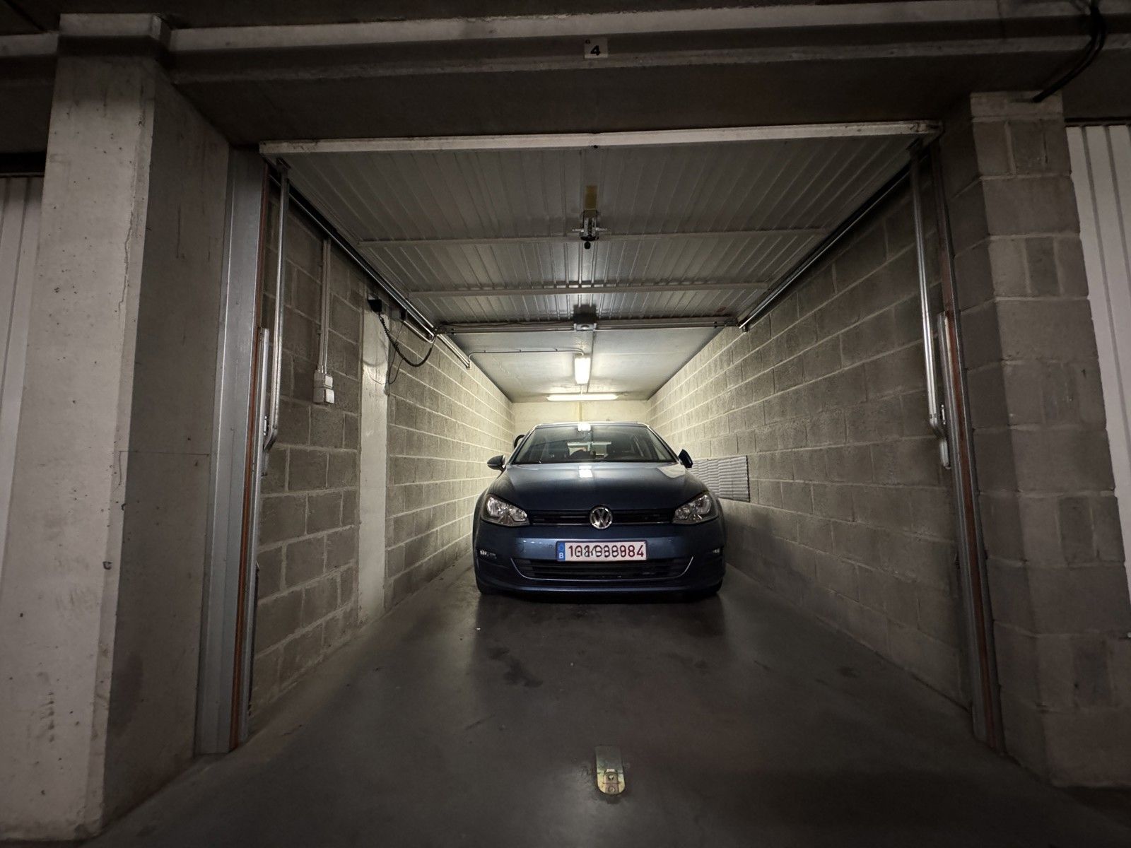 Ondergrondse garagebox met sectionale poort foto 4