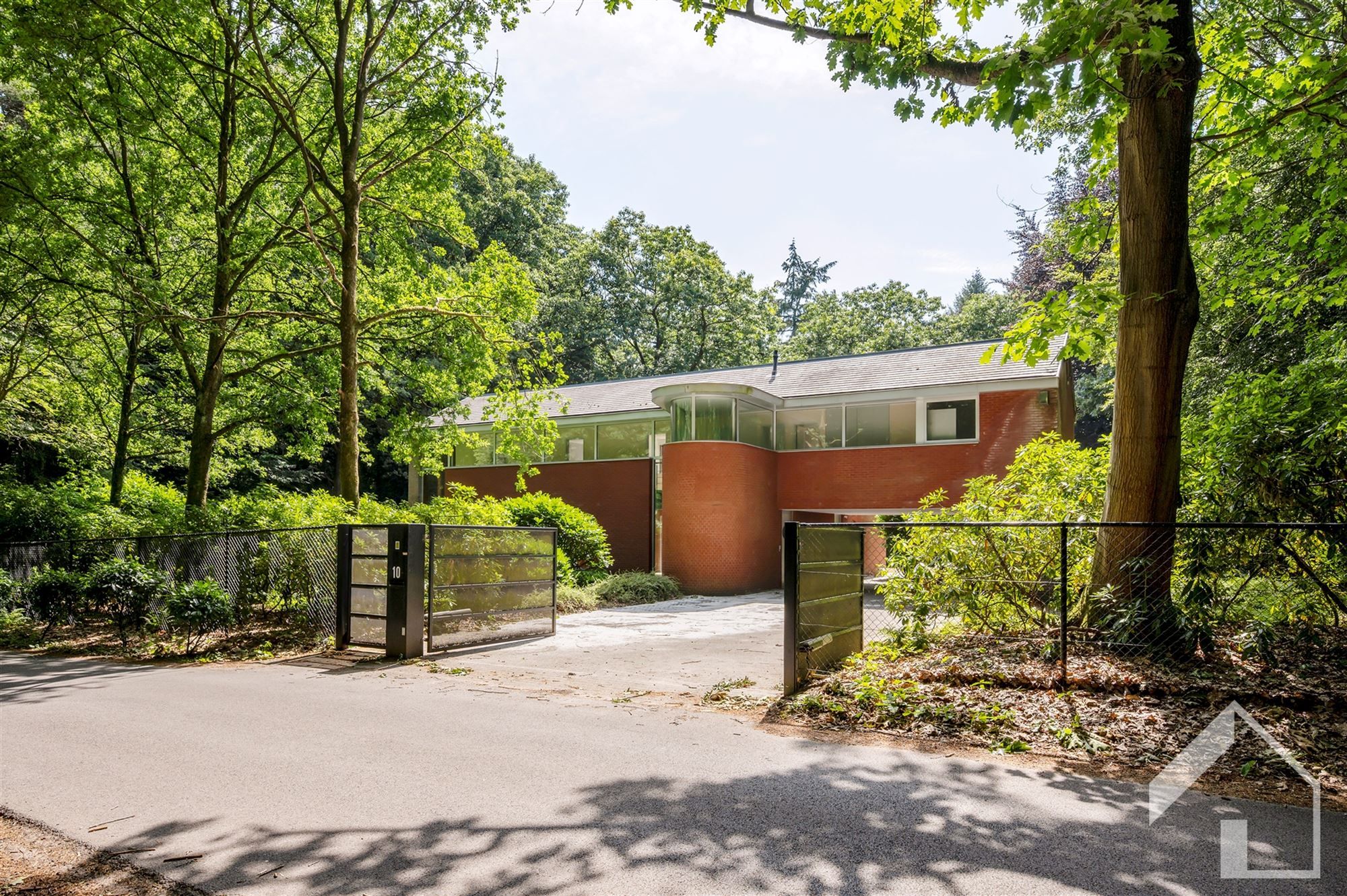Villa met zwembad in het groen foto {{pictureIndex}}