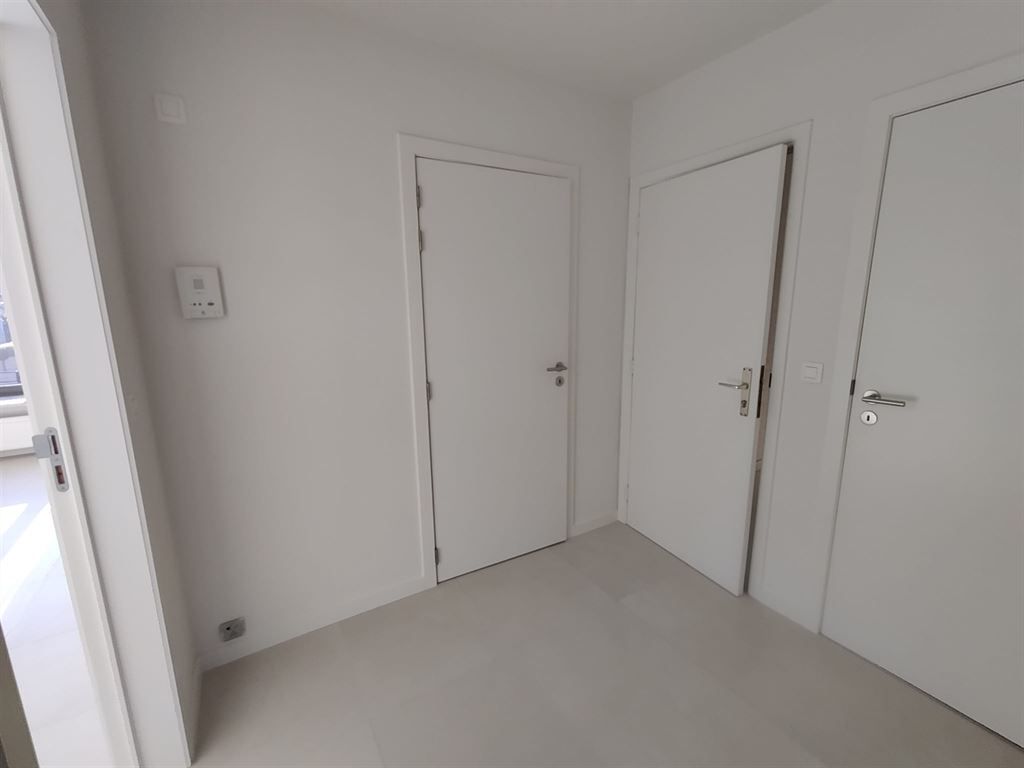Goedgelegen en volledig vernieuwd appartement foto 10