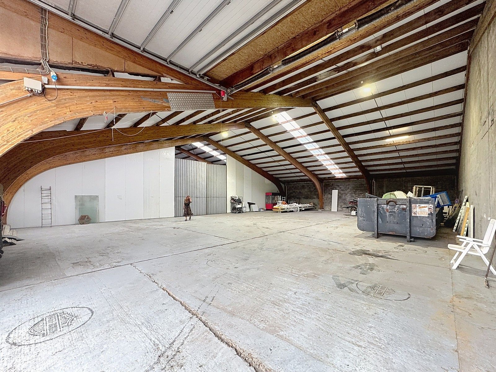 Instapklaar en geïsoleerde OPSLAGRUIMTE (384m²) met hoge sectionaalpoort op TOP-LIGGING te 8200 Brugge (Sint-Michiels)! foto 3