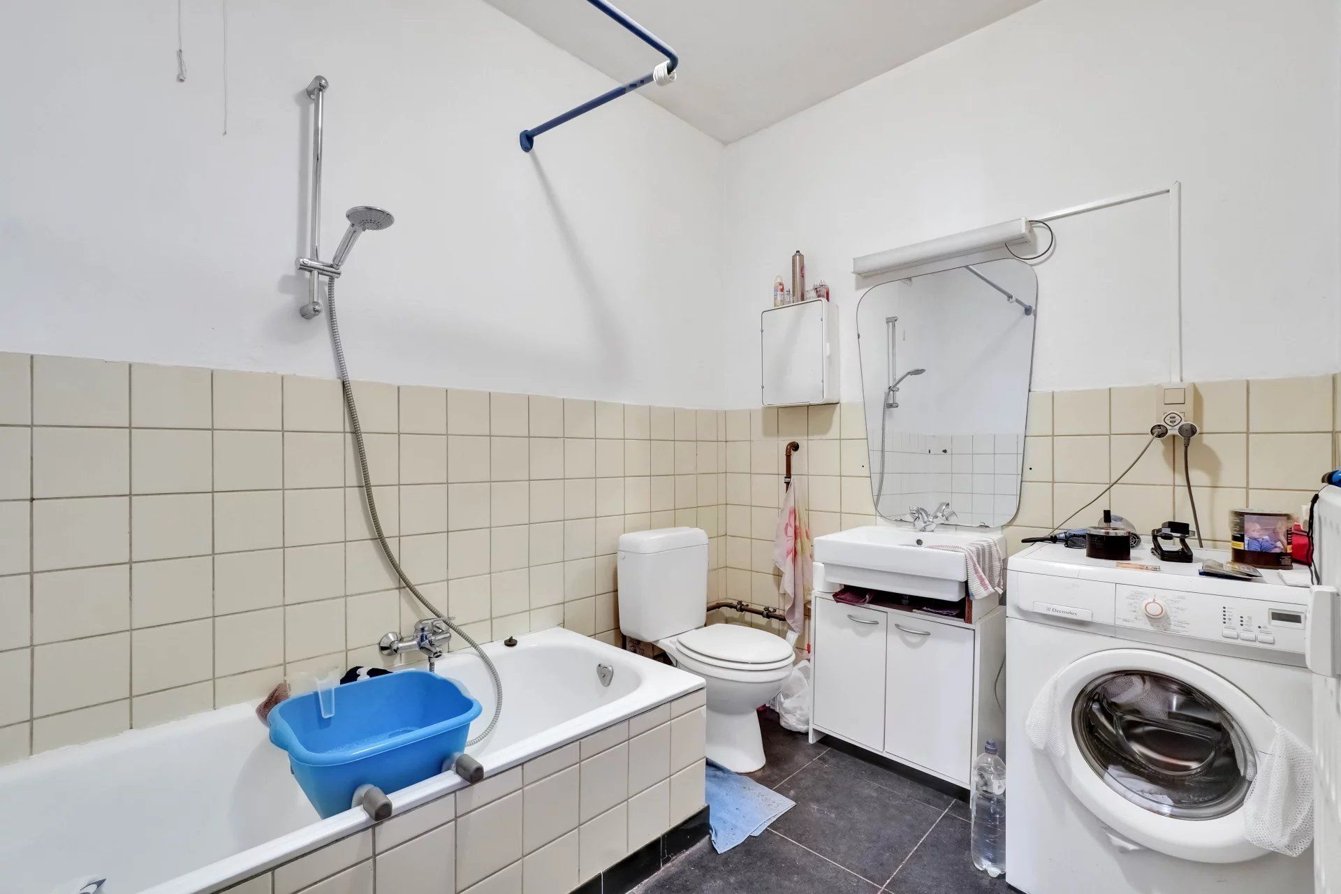 Ruim tweeslaapkamerappartement met renovatiepotentieel foto 9
