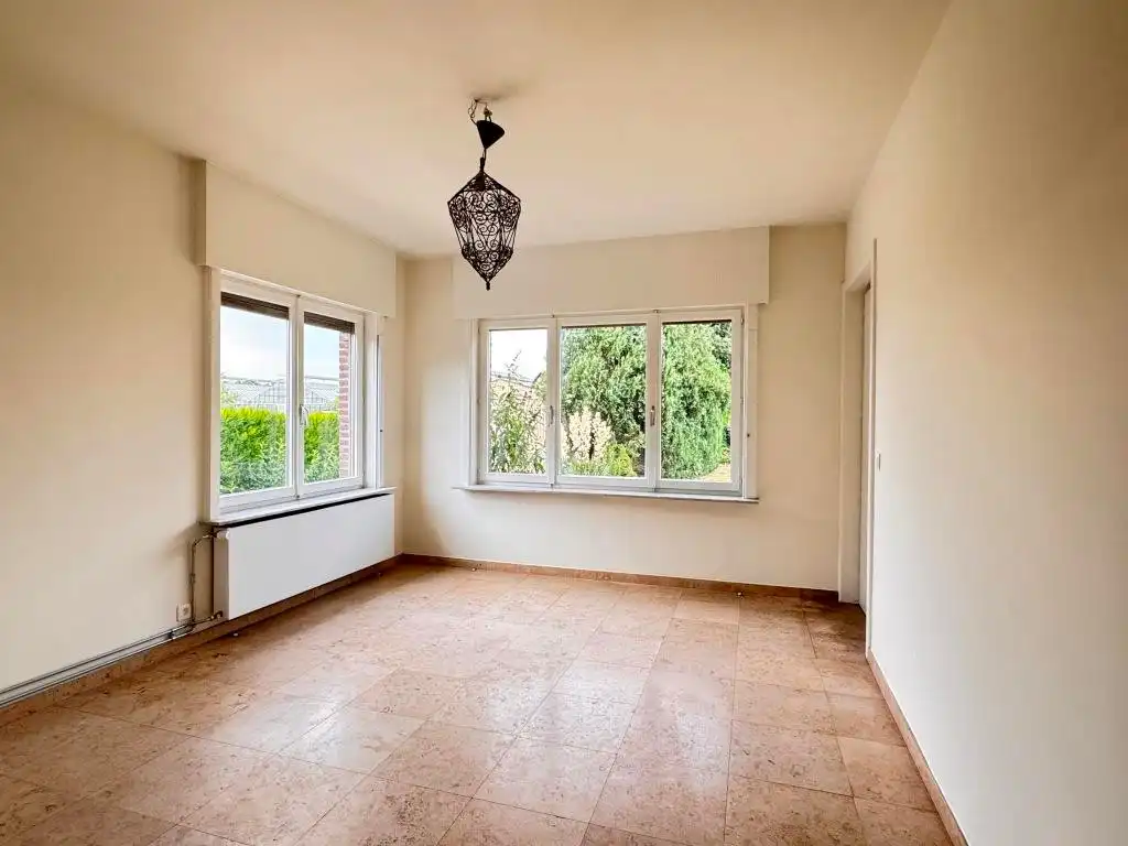 Deze rustig gelegen, alleenstaande woning onderging een grondige renovatie en werd uitgerust met zonnepanelen, vernieuwde beglazing, nieuwe radiatoren, een vernieuwde badkamer en aangelegde oprit. foto 5