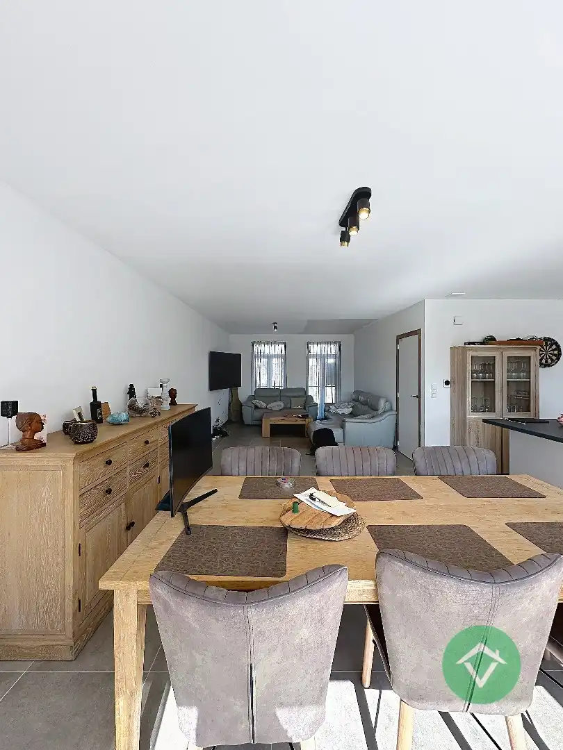 Moderne nieuwbouw tussenwoning met drie slaapkamers en garage in Moere foto 5