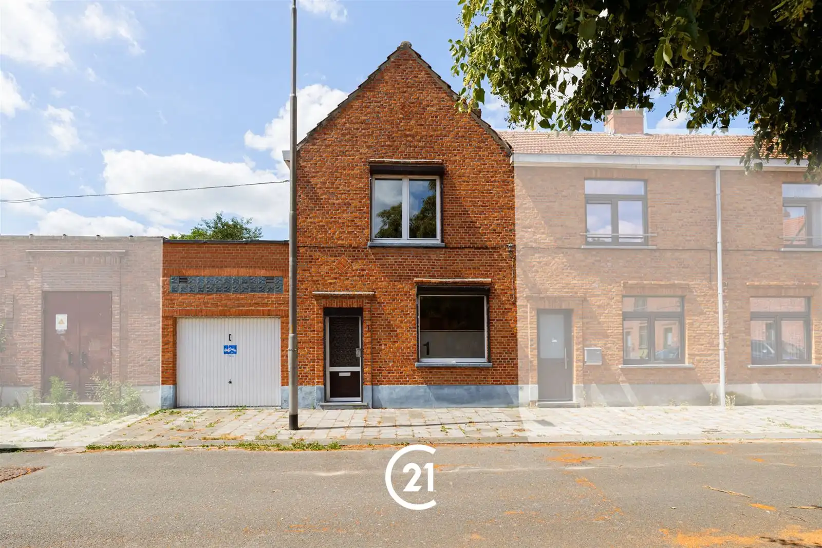 Hoofdfoto van de publicatie: Te renoveren woning met tuin en garage in centrum Gent. 