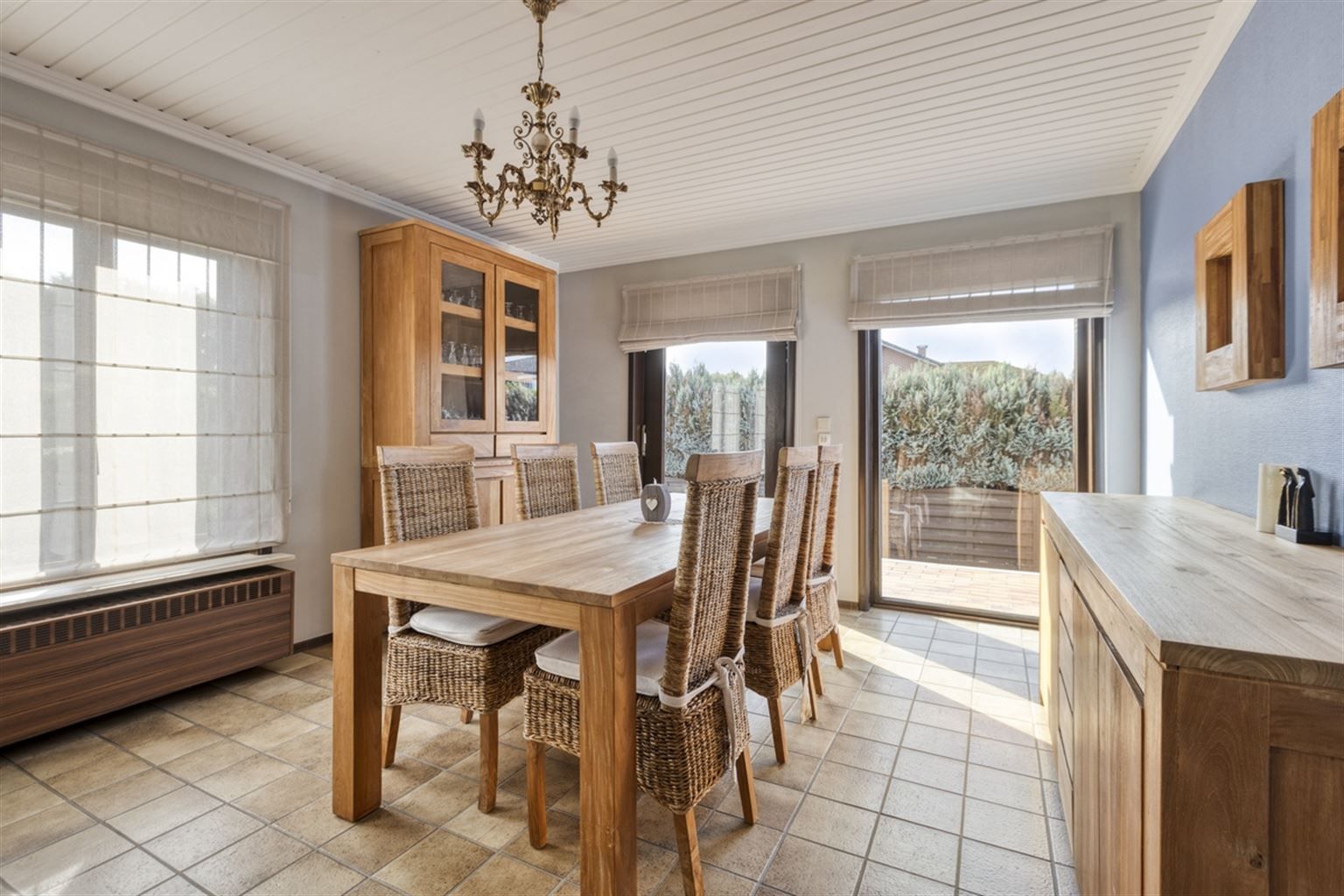 Ruime gezinswoning voorzien van 5 slaapkamers, garage, kelder en tuin nabij het centrum van Neeroeteren. Tevens mogelijkheden voor het uitoefenen van een vrij beroep, praktijkruimte, kapsalon, etc.  foto 5