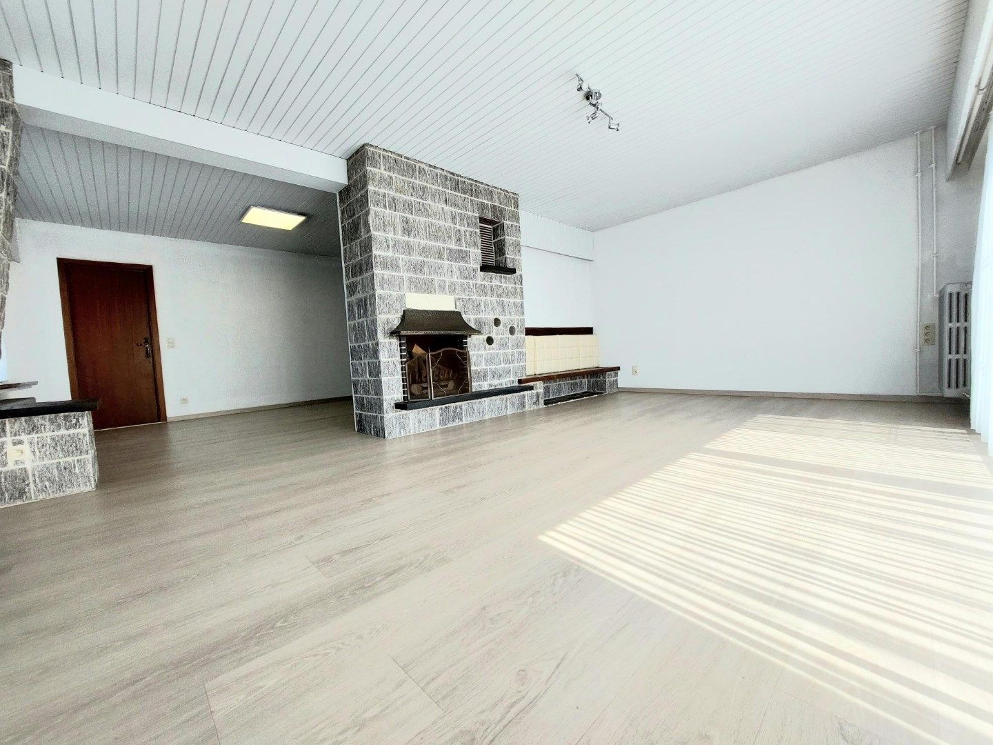 Ruime alleenstaande villa foto 3