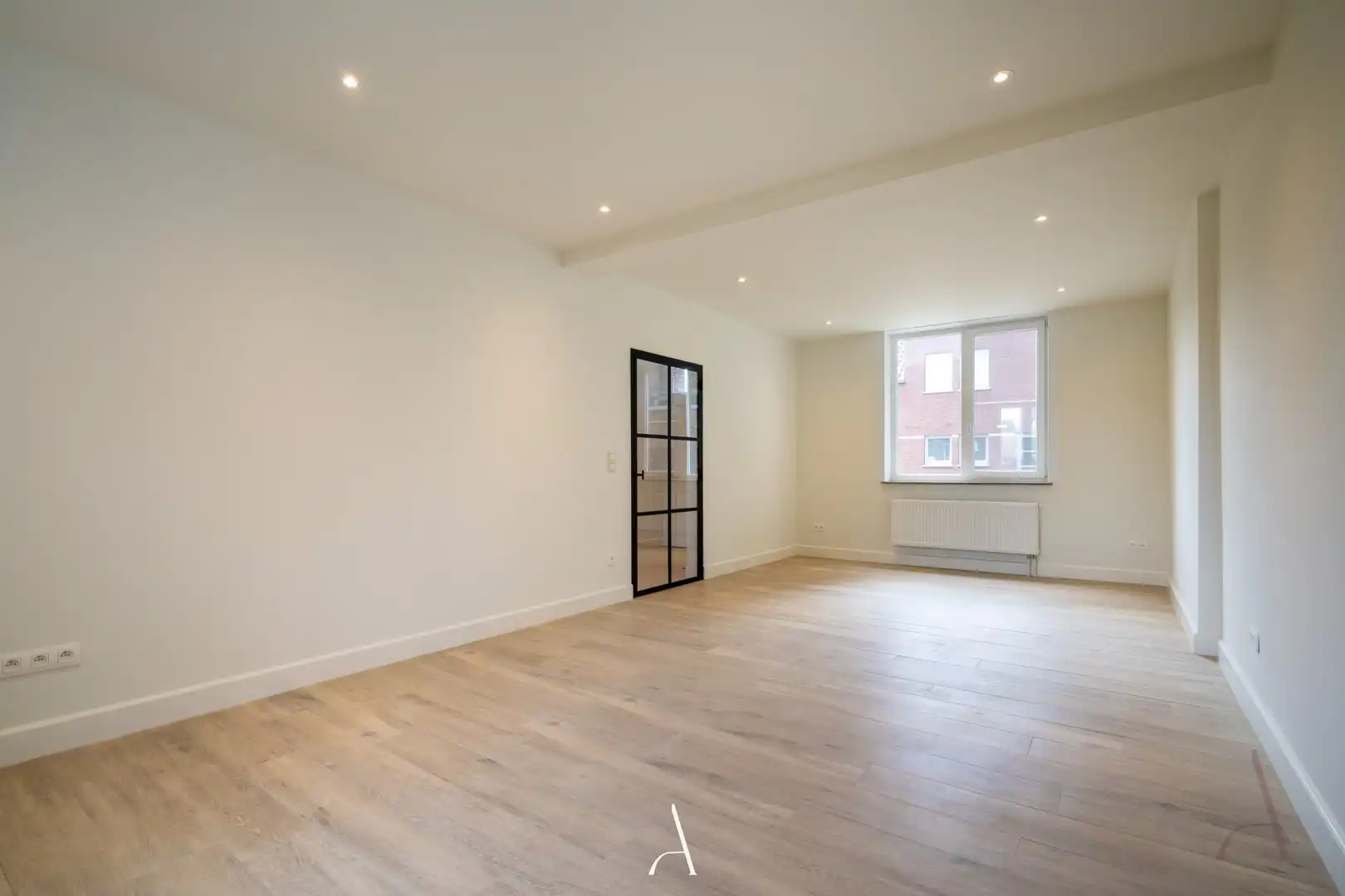 Volledig gerenoveerde stadswoning van 269 m² met 6 slaapkamers en carport in het centrum van Maaseik foto 6