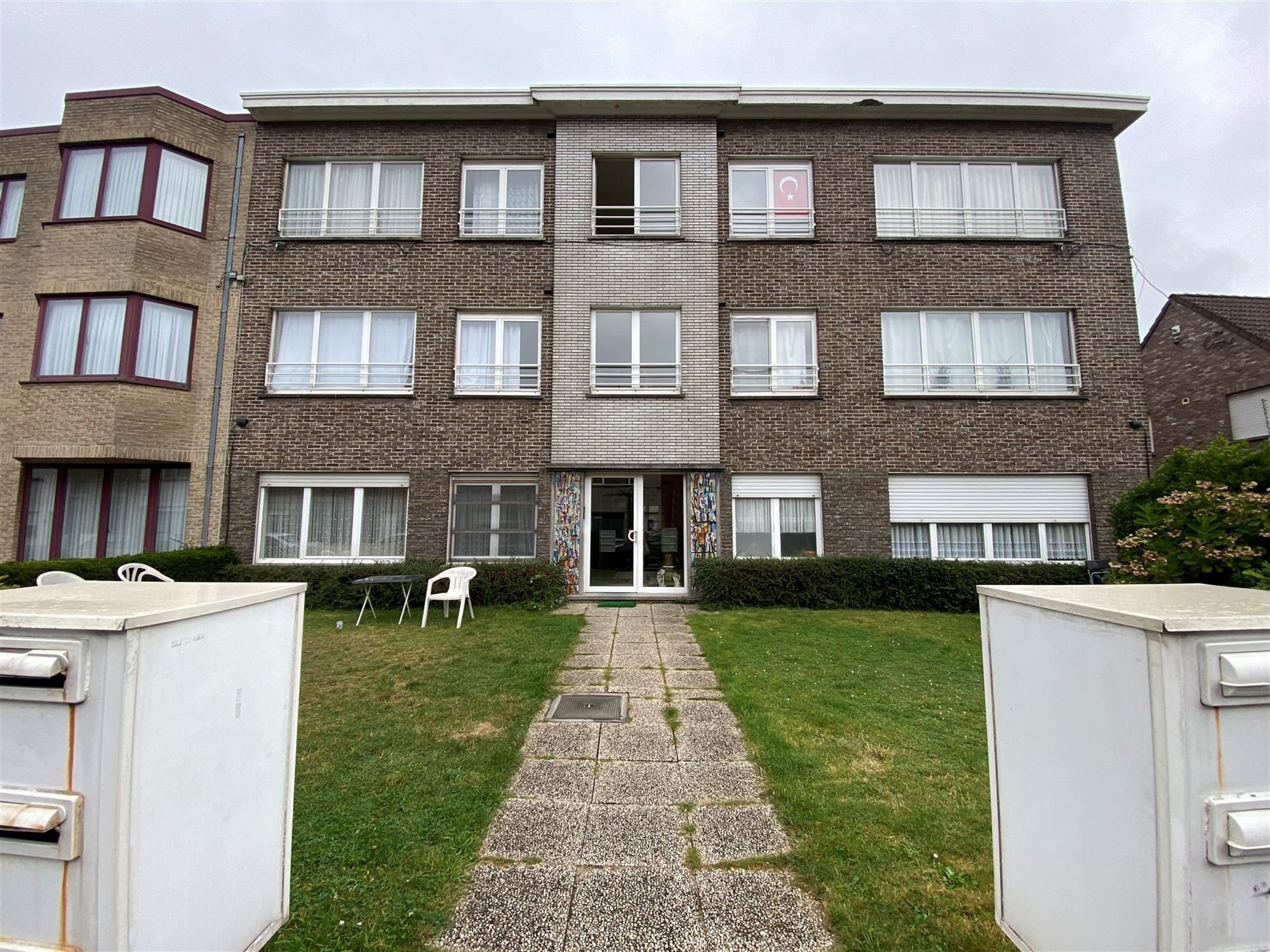 Gerenoveerd appartement met garagebox te Wondelgem  foto {{pictureIndex}}