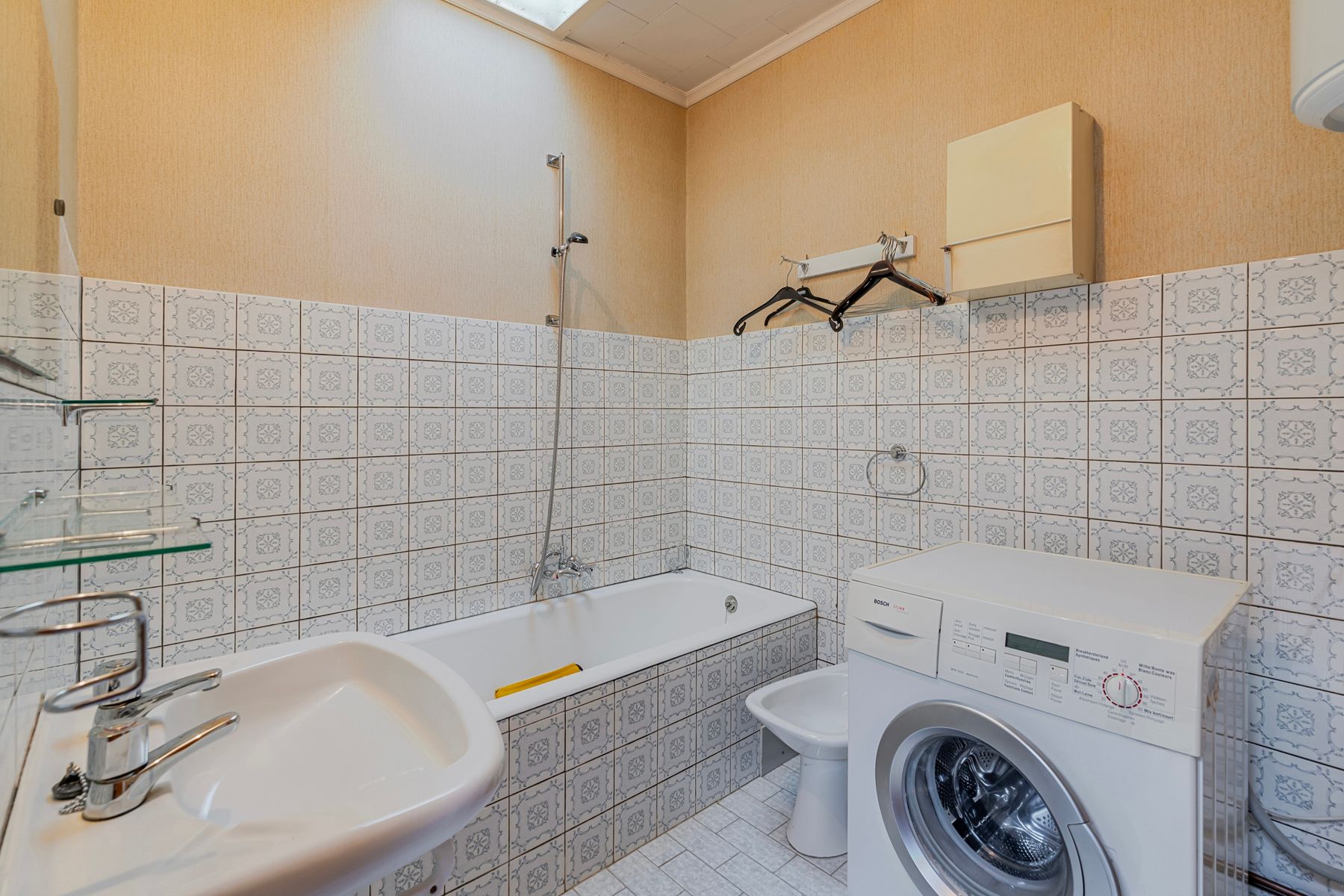 Ruime woning met meerdere bijgebouwen foto 12