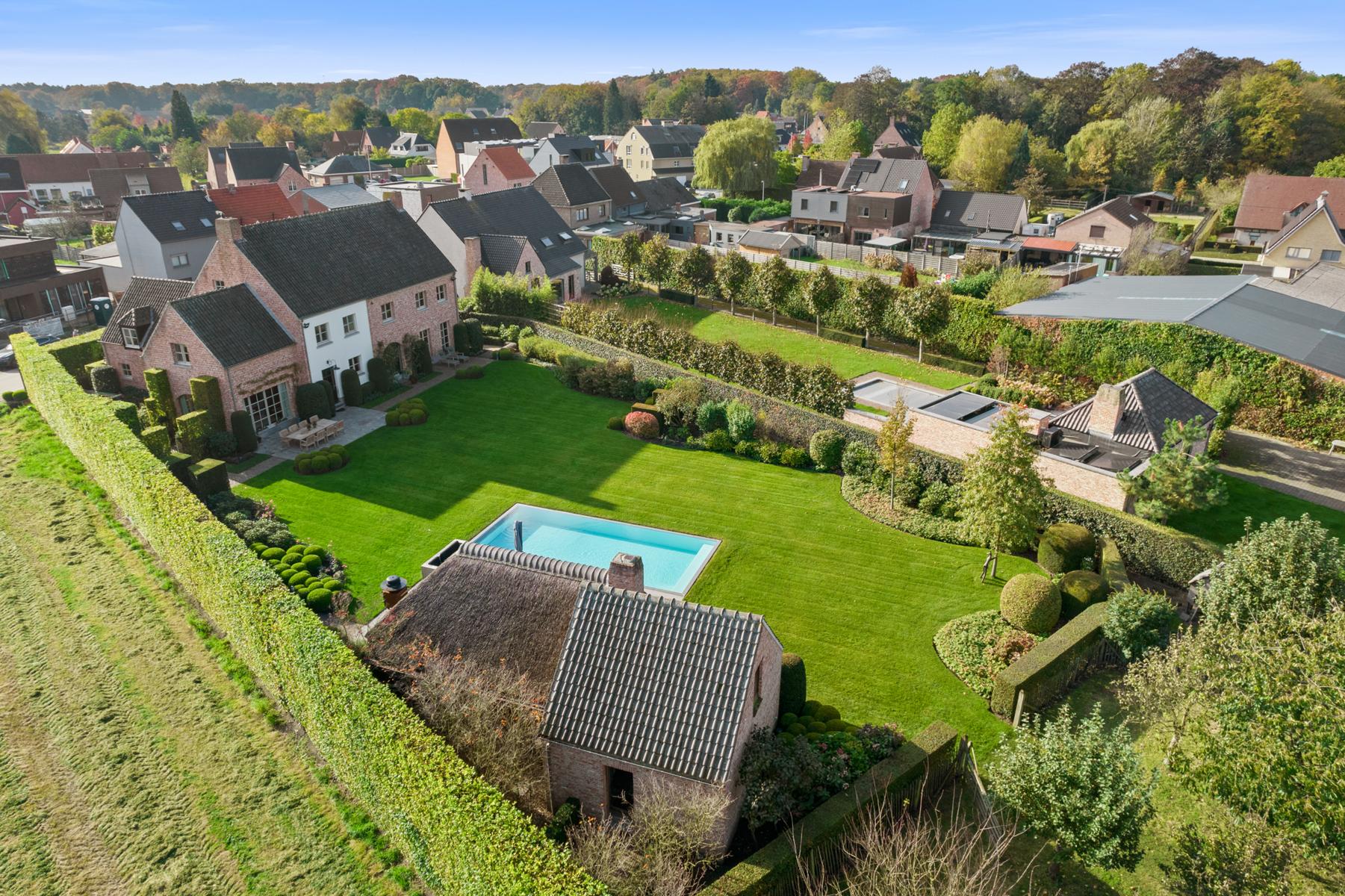 Prachtige instapklare villa met zwembad en poolhouse. foto {{pictureIndex}}