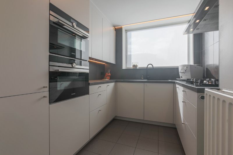 Rustig en toch centraal gelegen, instapklare,  halfopen woning met 4 slaapkamers, tuin en zeer ruime garage (energielabel B, elektriciteit goedgekeurd, zonnepanelen...) foto 6
