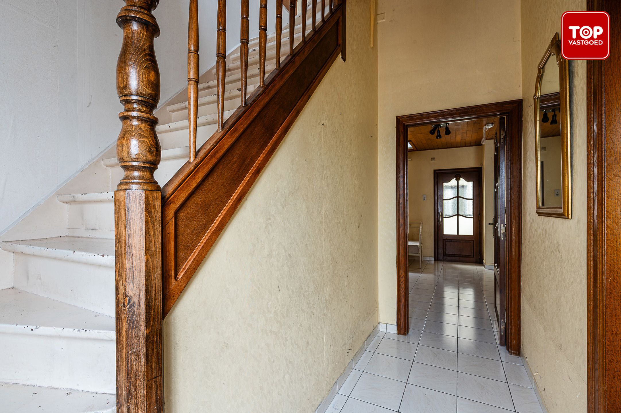 Te renoveren woning met veel potentieel foto 2