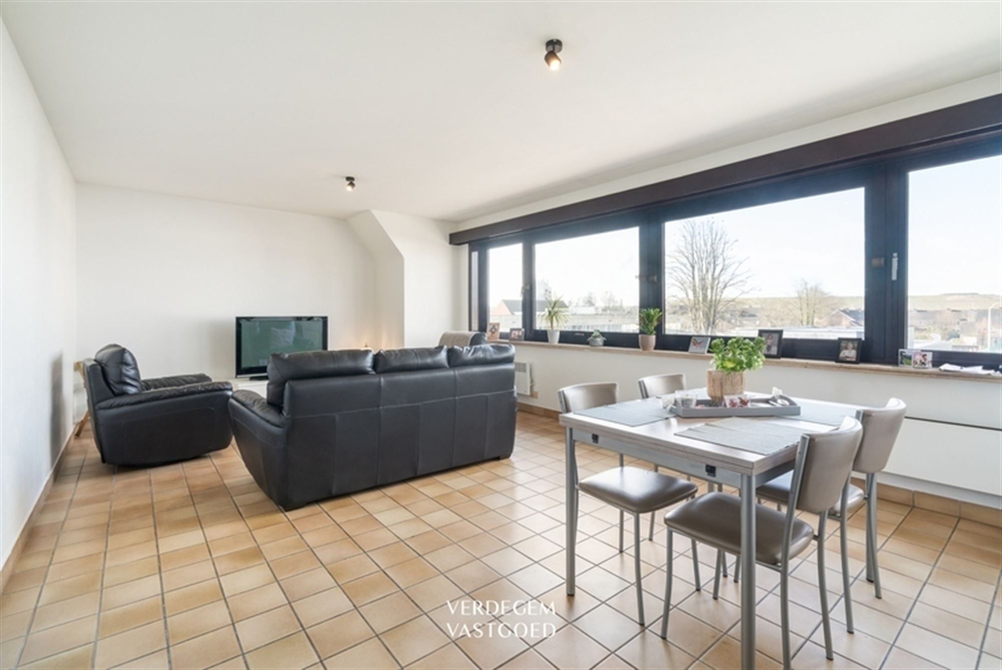 Appartement met 3 slaapkamers, terras, grote zolder en garage foto 3