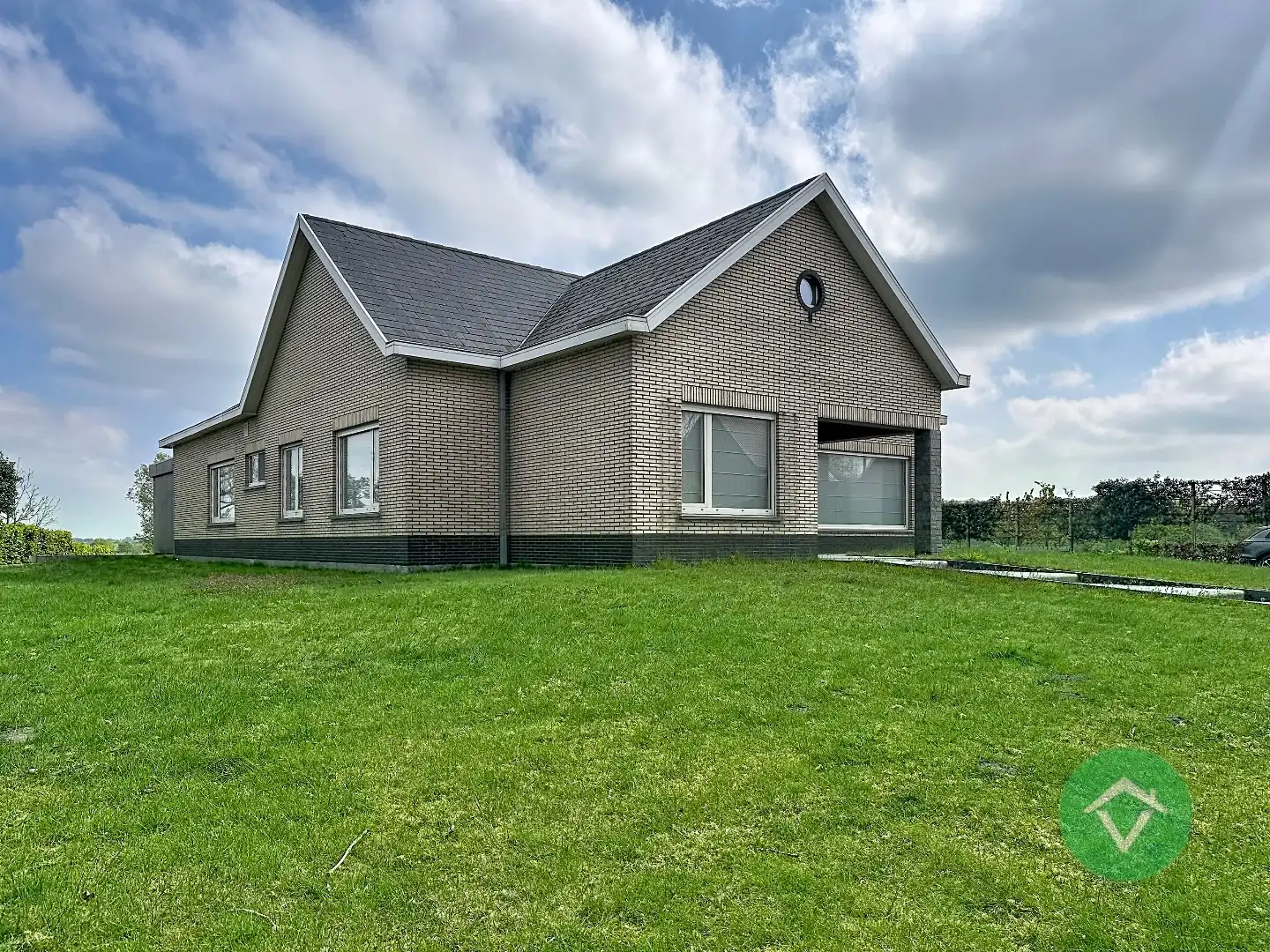 Statige bungalow op 1.811m² met landelijk zicht, drie slaapkamers en twee garages te Ichtegem foto 2