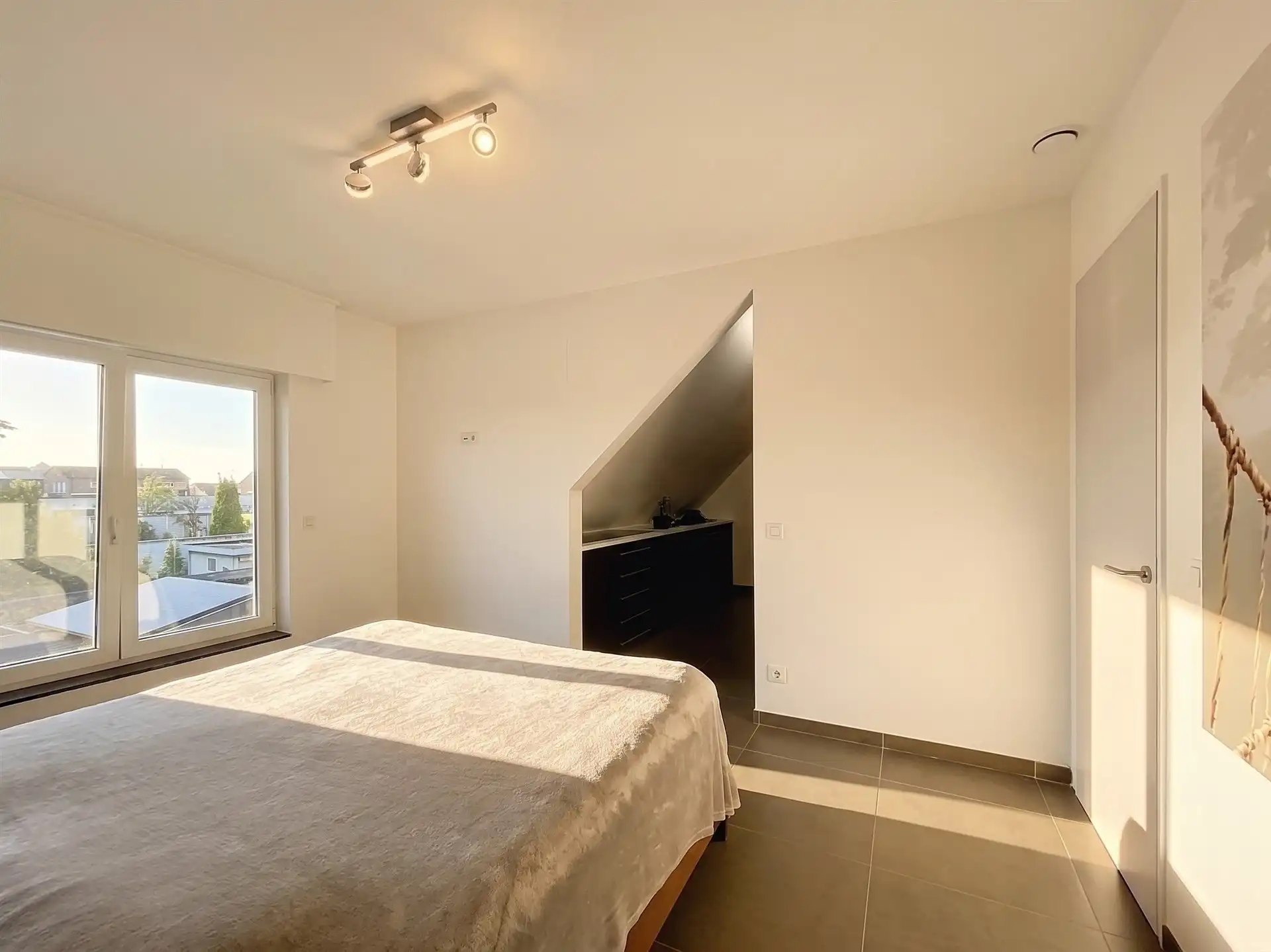 Moderne BEN gezinswoning met 4 slaapkamers, garage en poolhouse op perceel van 347m² foto 16