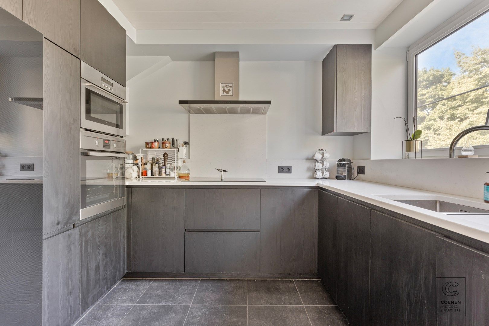 Instapklare bel-étage woning van 158 m² met drie slaapkamers op toplocatie te Linkeroever! foto 7