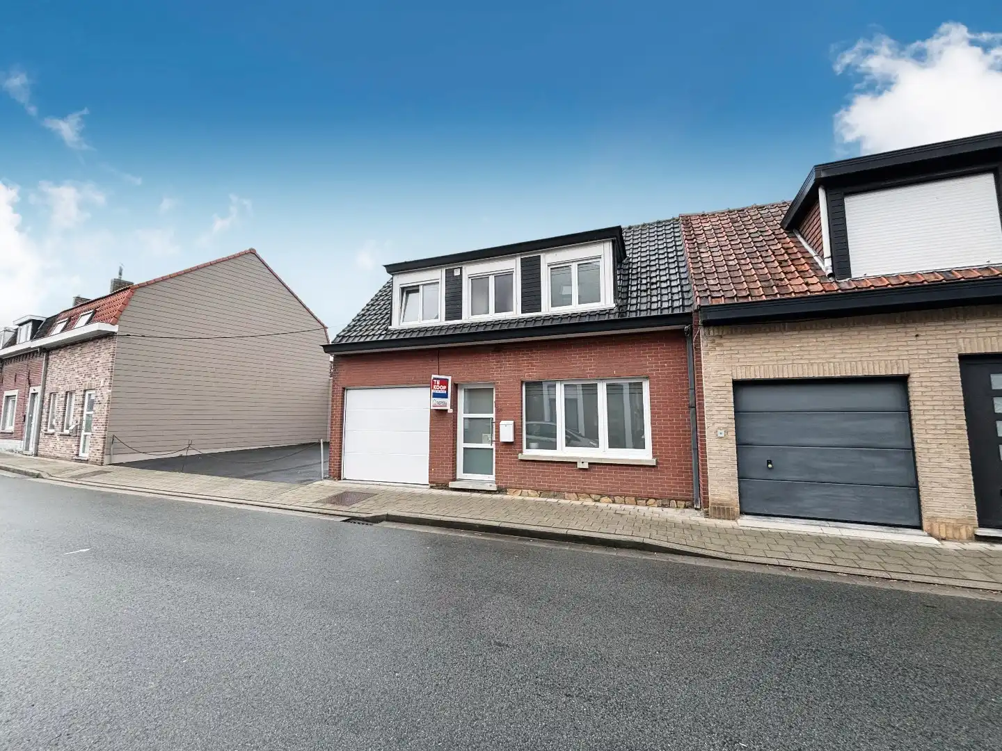 ENERGIEZUINIGE RUIME WONING OP 375M² MET 3 SLPKS, 2 BADKAMERS, GARAGE EN TUIN foto {{pictureIndex}}