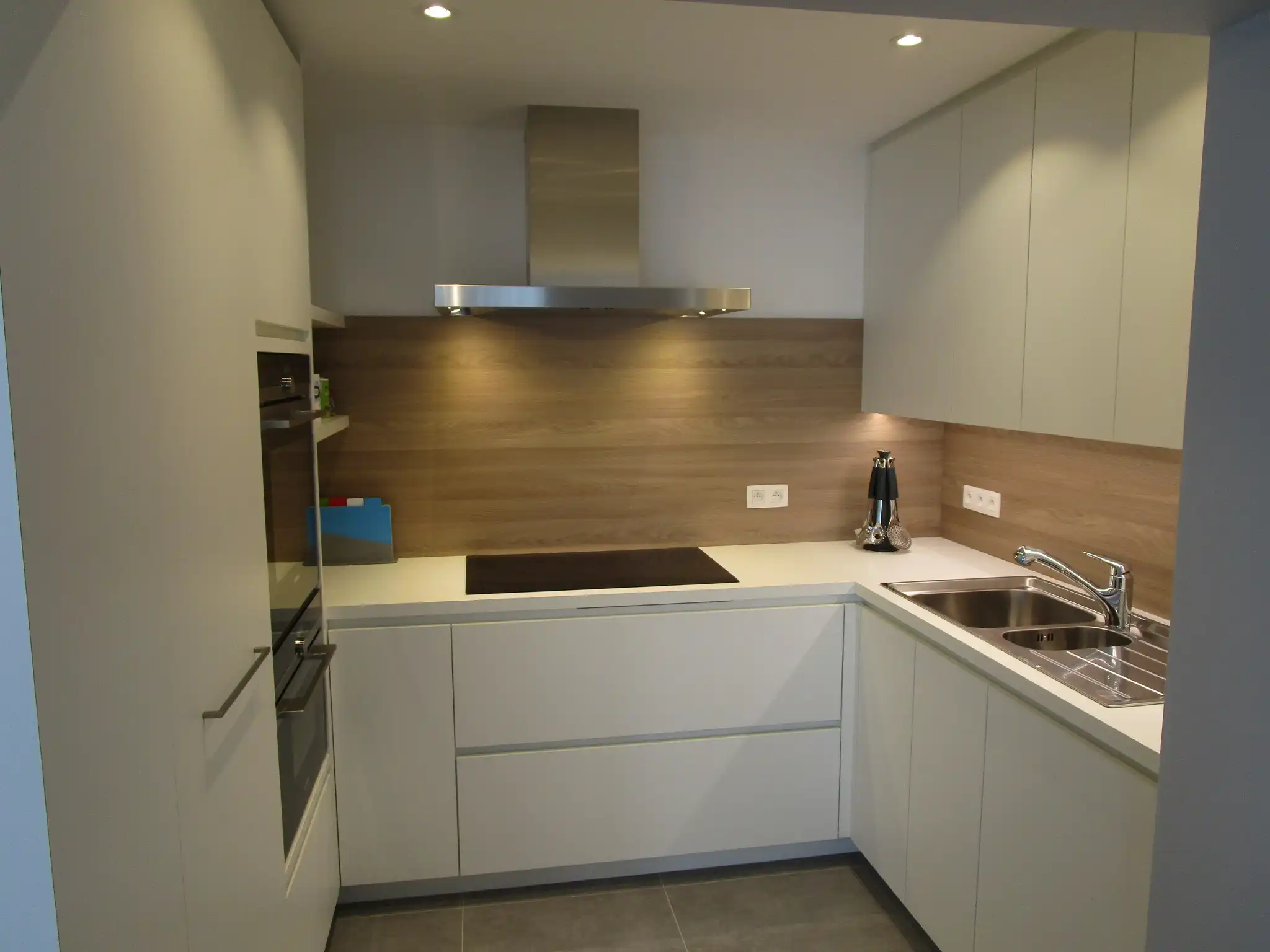 Recent totaal gerenoveerd lichtrijk appartement met zeezicht, 2 ruime slaapkamers en garage. foto 2