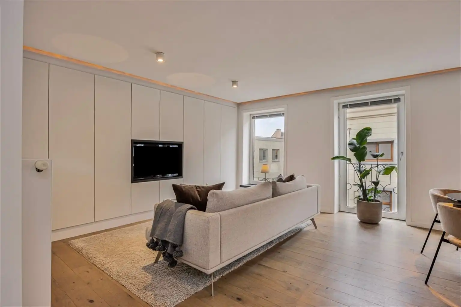 Gezellig, gerenoveerd 1-slaapkamerappartement met dressing/bureelruimte op een toplocatie nabij de Markt van Maaseik. foto 5