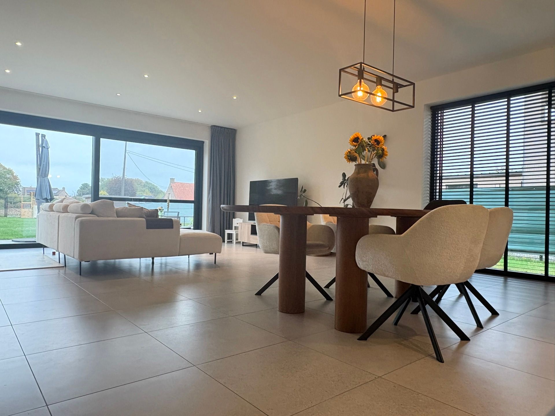 Ruime en moderne woning met grote tuin  foto 3