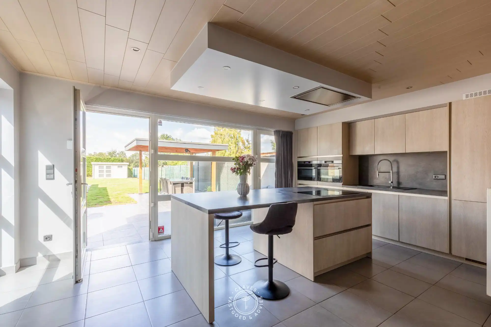 Vernieuwde halfopen bebouwing met 3 slaapkamers en prachtige tuin foto 7