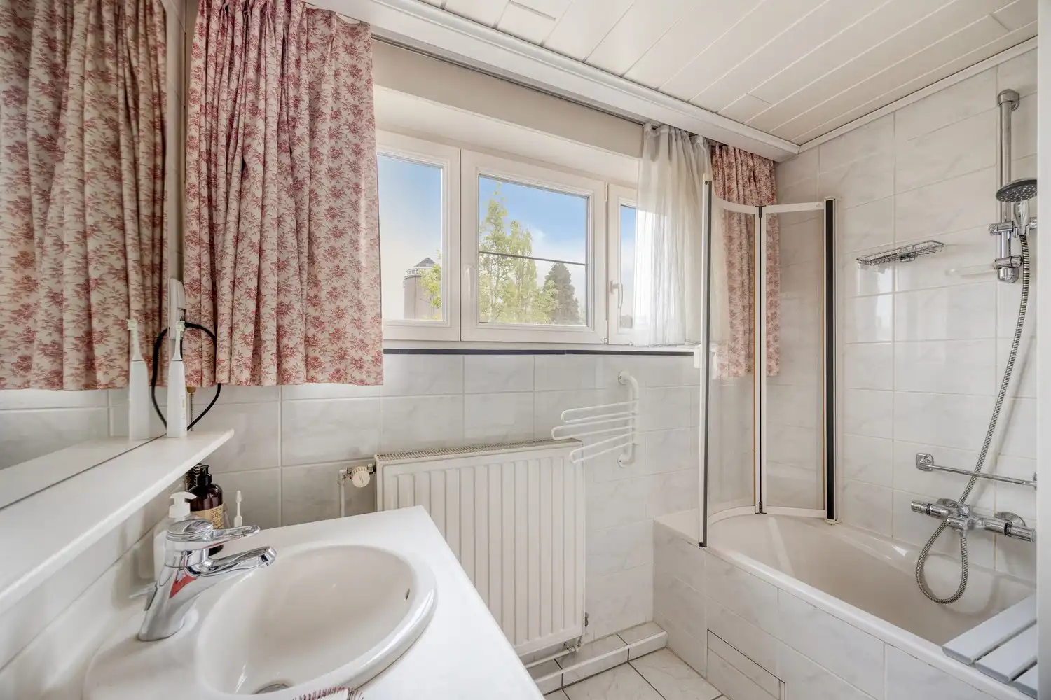 Gezinswoning met 4 slaapkamers en aangelegde tuin in doodlopende straat foto 22