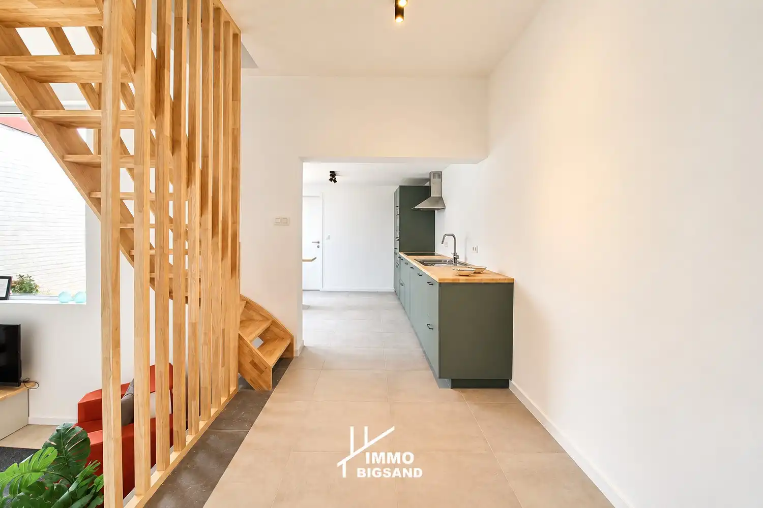 Volledig gerenoveerde woning met tuin en 3 slaapkamers met uitweg foto 2
