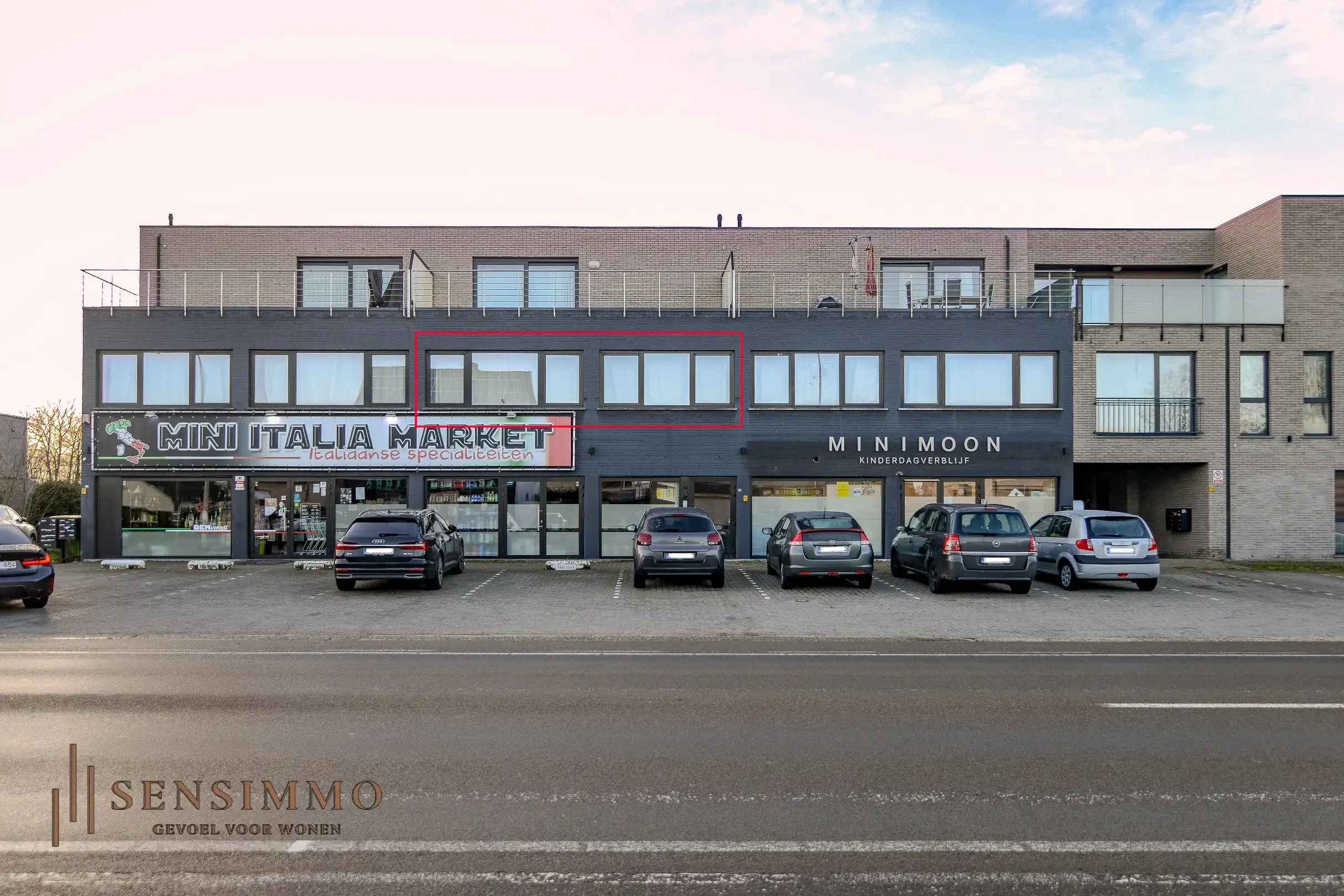 Tweeslaapkamer appartement met terras, parking en kelderberging foto {{pictureIndex}}