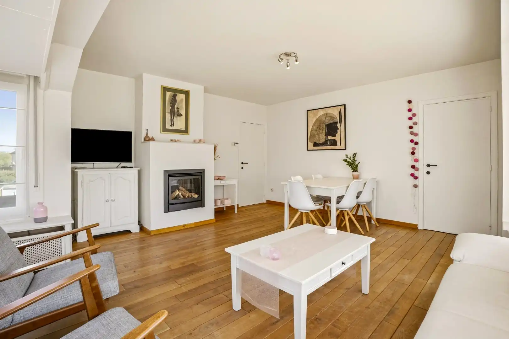 Instapklaar en lichtrijk 3-slaapkamerappartement (109 m²)met terras en parkeerplaats te Oostduinkerke.  foto 3