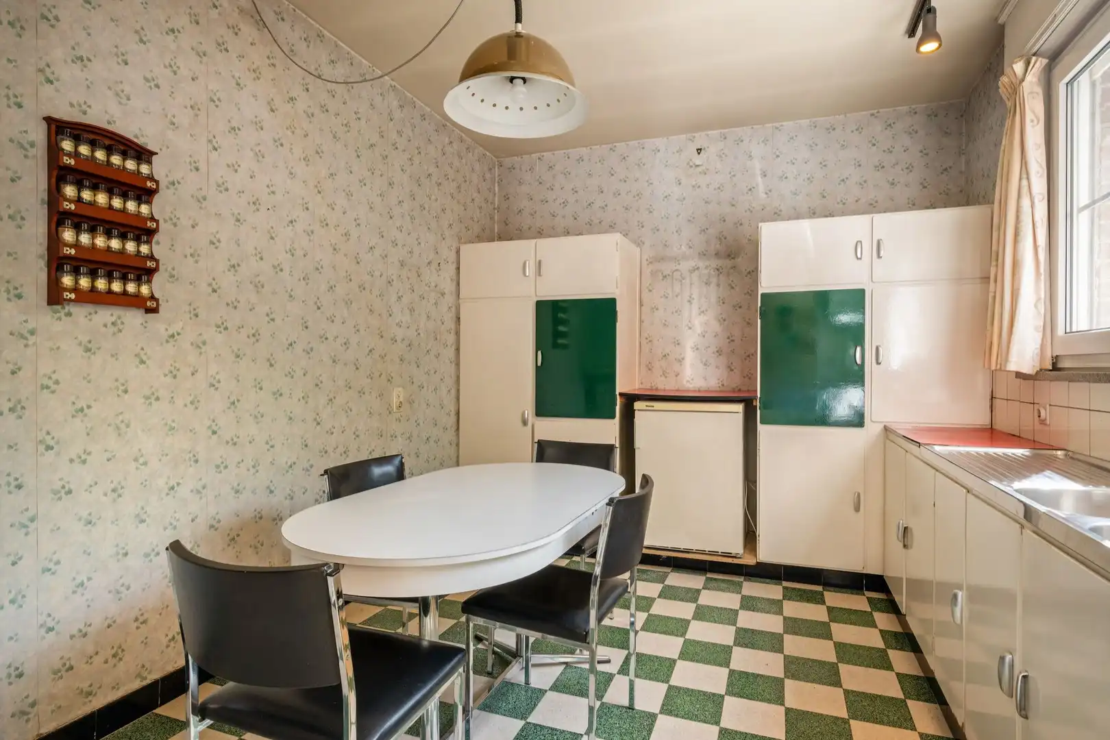 Robuuste halfopen te renoveren woning van de gekende Kortrijkse architect Poly Scherpereel met 3 volwaardige verdiepingen en verrassend ruimtes foto 9