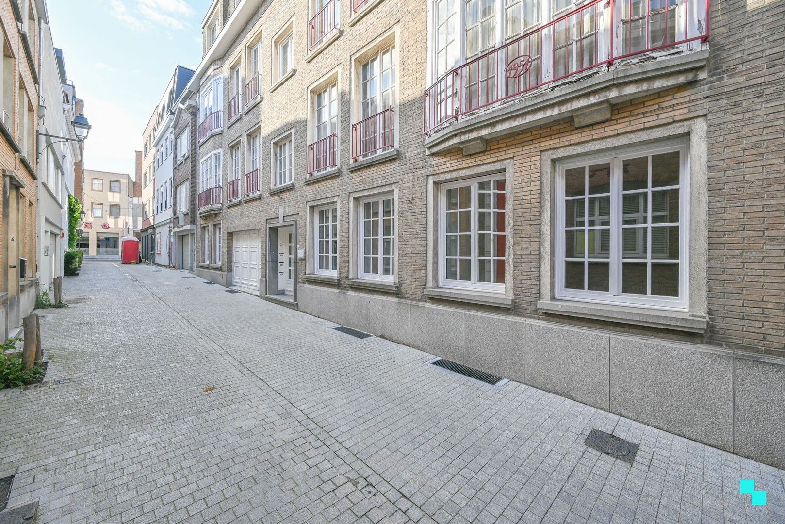 Stijlvol gerenoveerd appartement in hartje Kortrijk foto {{pictureIndex}}