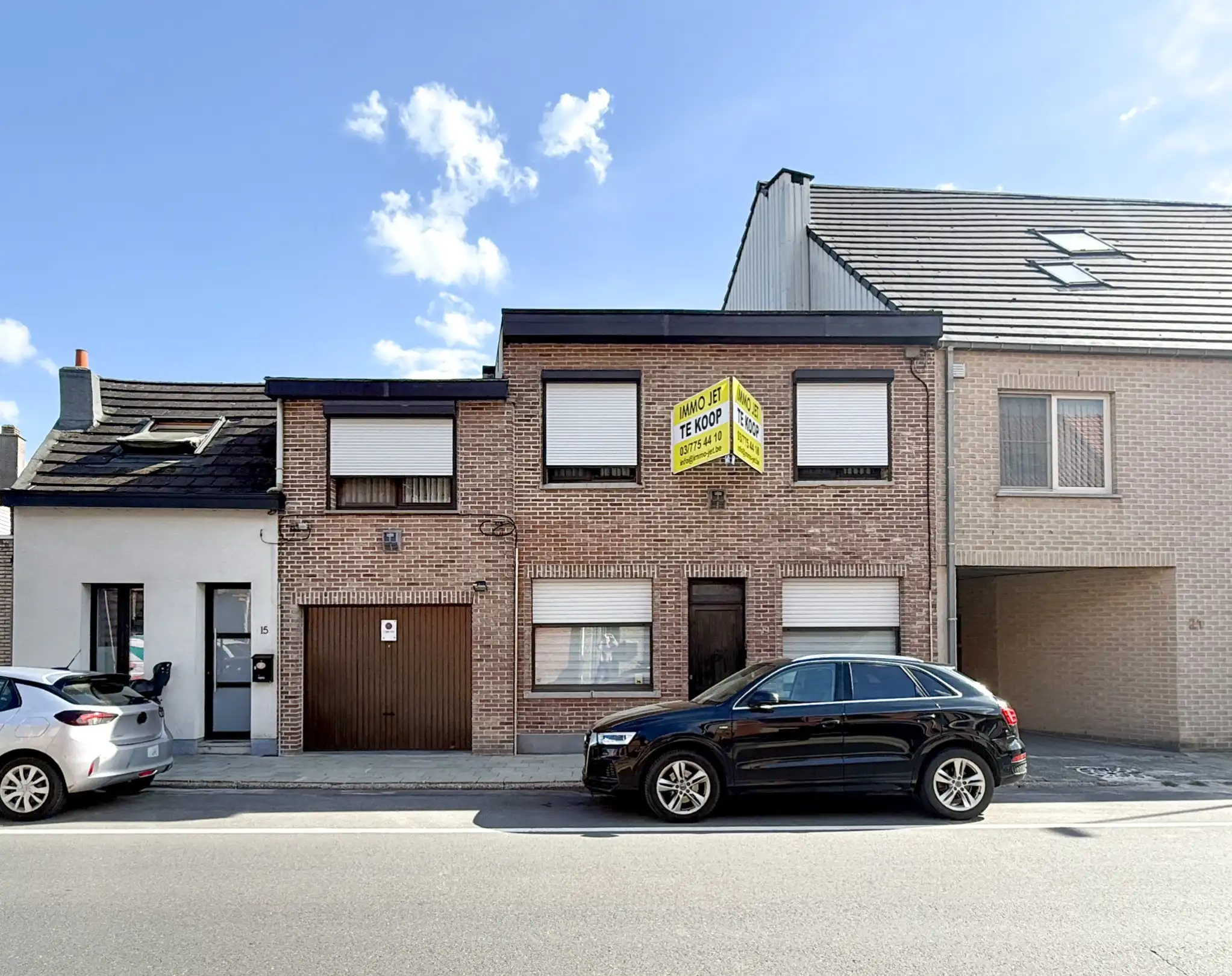 Hoofdfoto van de publicatie: Woning met drie slaapkamers en garage te koop in het hartje van Beveren 