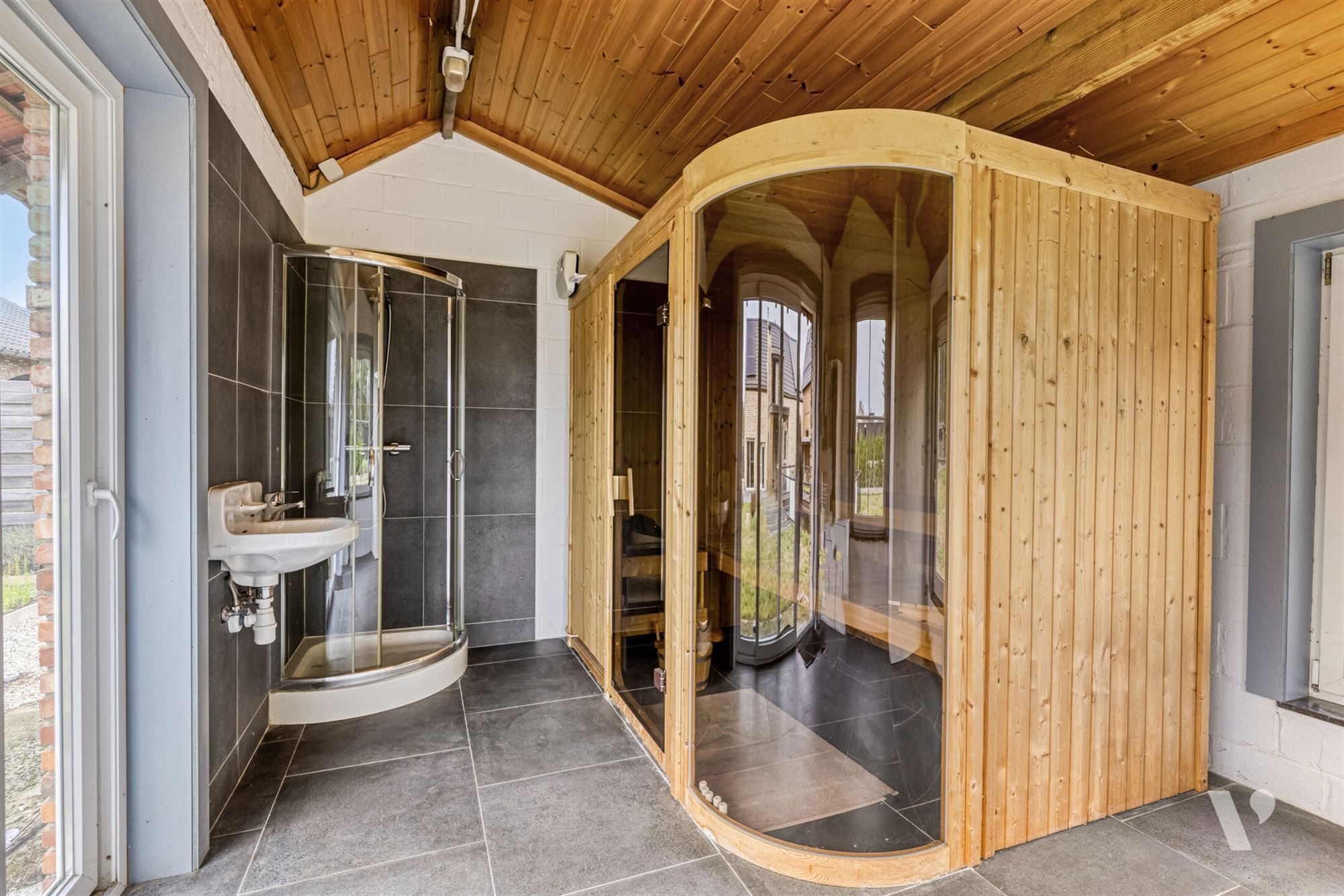 Prachtig gerenoveerde woning (279m²) met zwemvijver foto 40