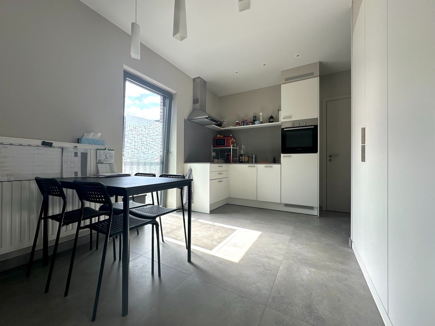 Twee-slaapkamer appartement te huur in het bruisende hart van Aalst foto 3