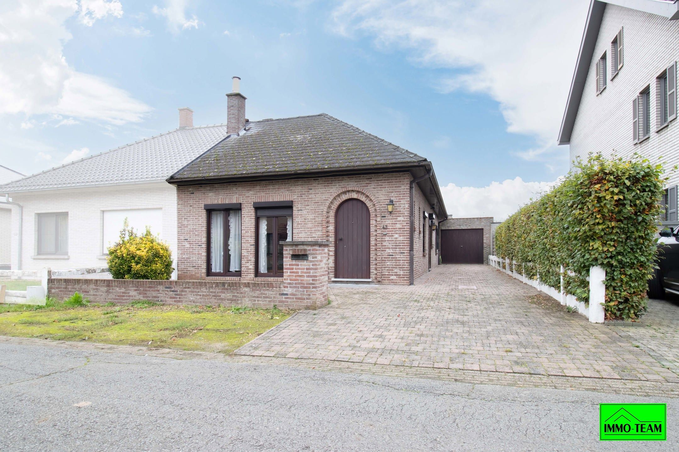 Rustig gelegen gezinswoning met tuin en garage foto 2