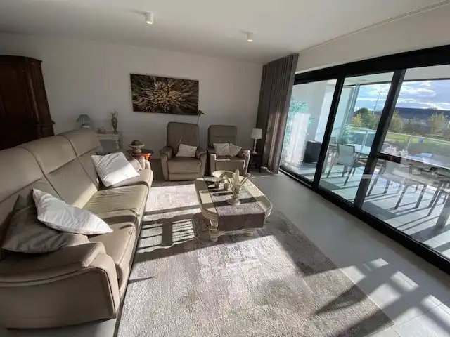 Ruim en instapklaar appartement met 3 slaapkamers, 2 terrassen en garage. foto 5
